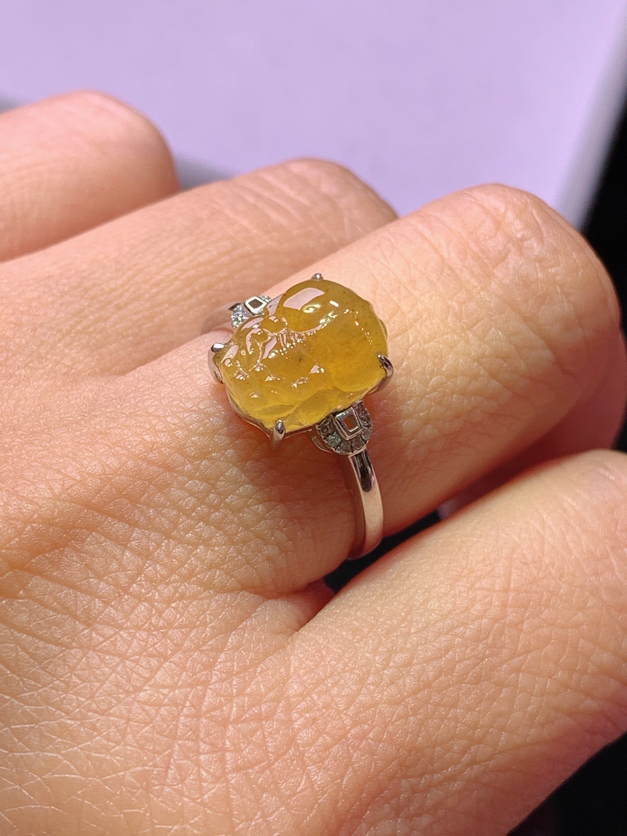 18k金钻镶嵌黄翡貔貅戒指 玉质细腻 色泽艳丽清新 水润亮眼 圈口14 裸石尺寸10.8*8.3*3.3