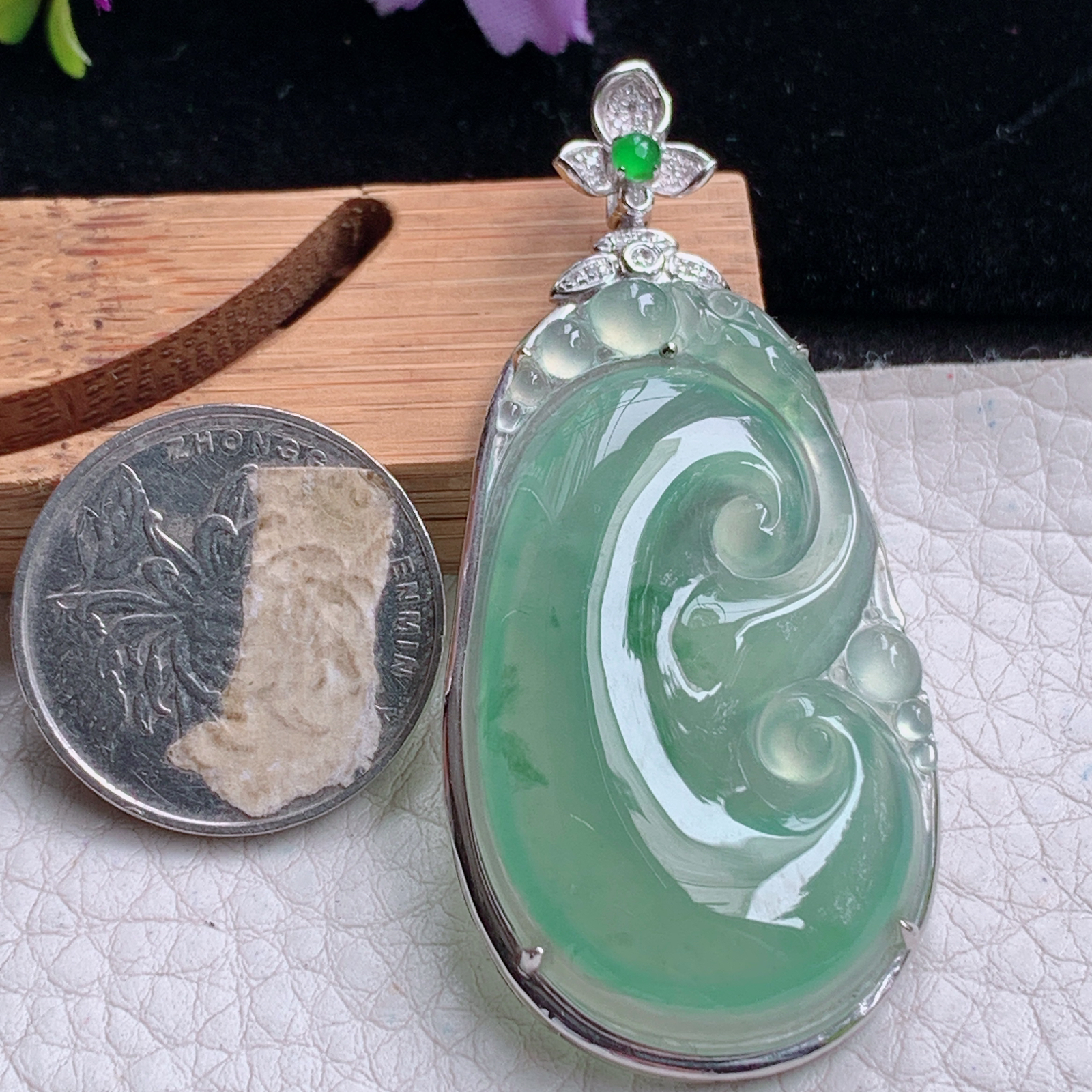 zz3实拍连金60*28.3*8.2缅甸翡翠冰种晴水大如意吊坠 豪华镶金事事如意毛衣坠，玉石约45.3*26.5*5