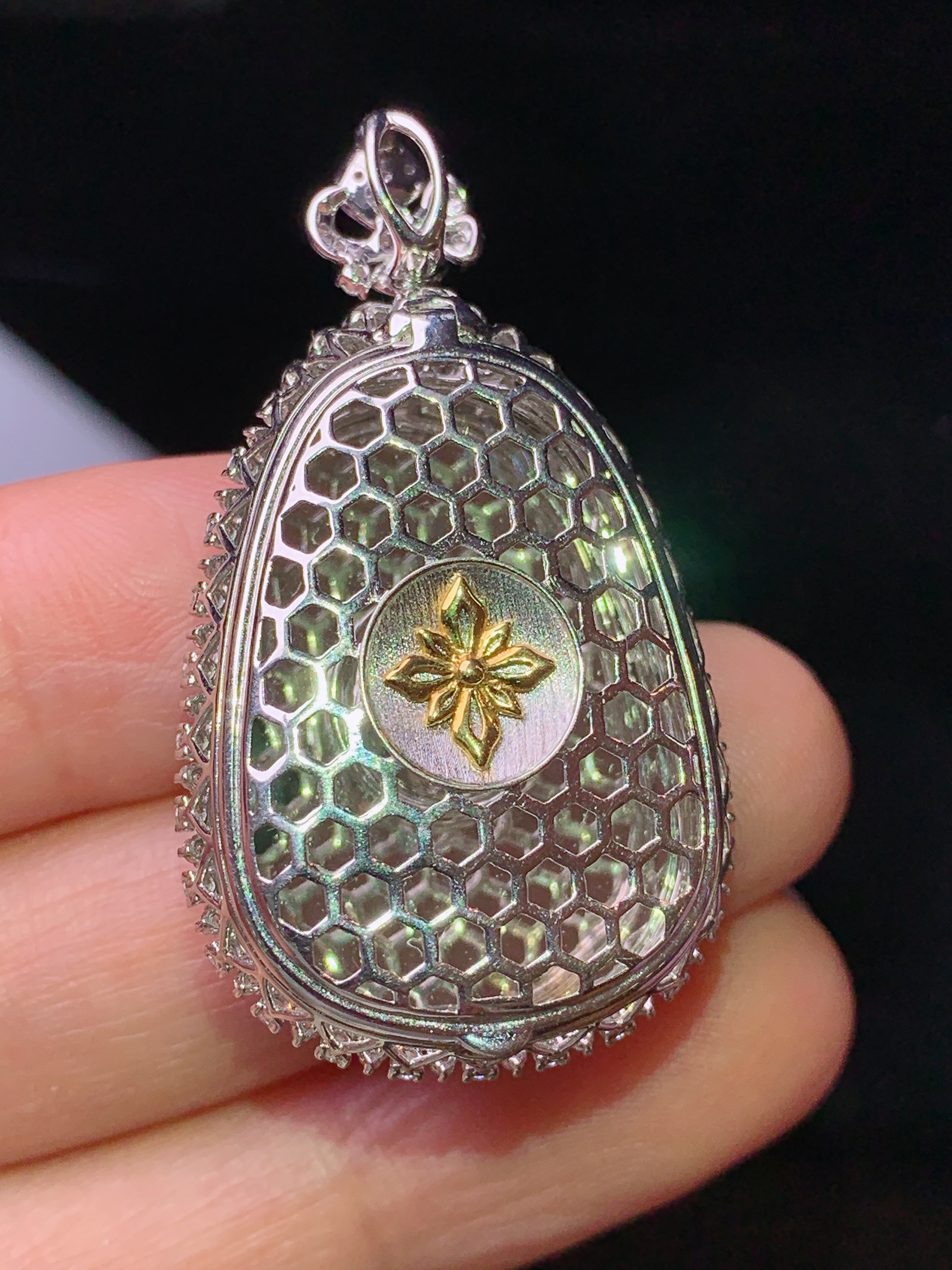 18k金钻镶嵌翠绿如意吊坠 玉质细腻 色泽艳丽清新 水润亮眼 整体尺寸40.5*22.6*10k1