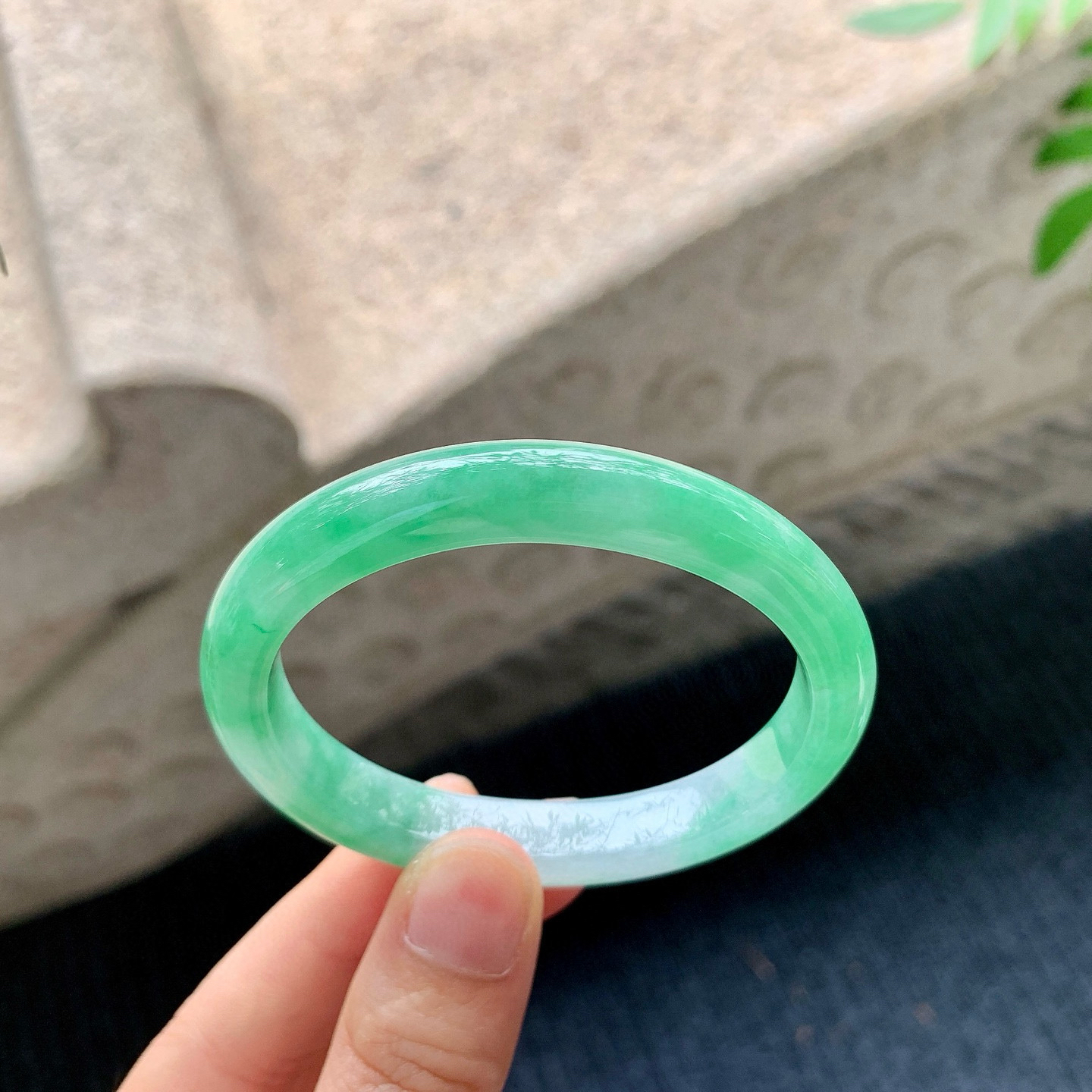 贵妃52 53
【圈口】53.1/45.2/9/7.5
【描述】阳绿，水润，种老，细腻，无纹裂！