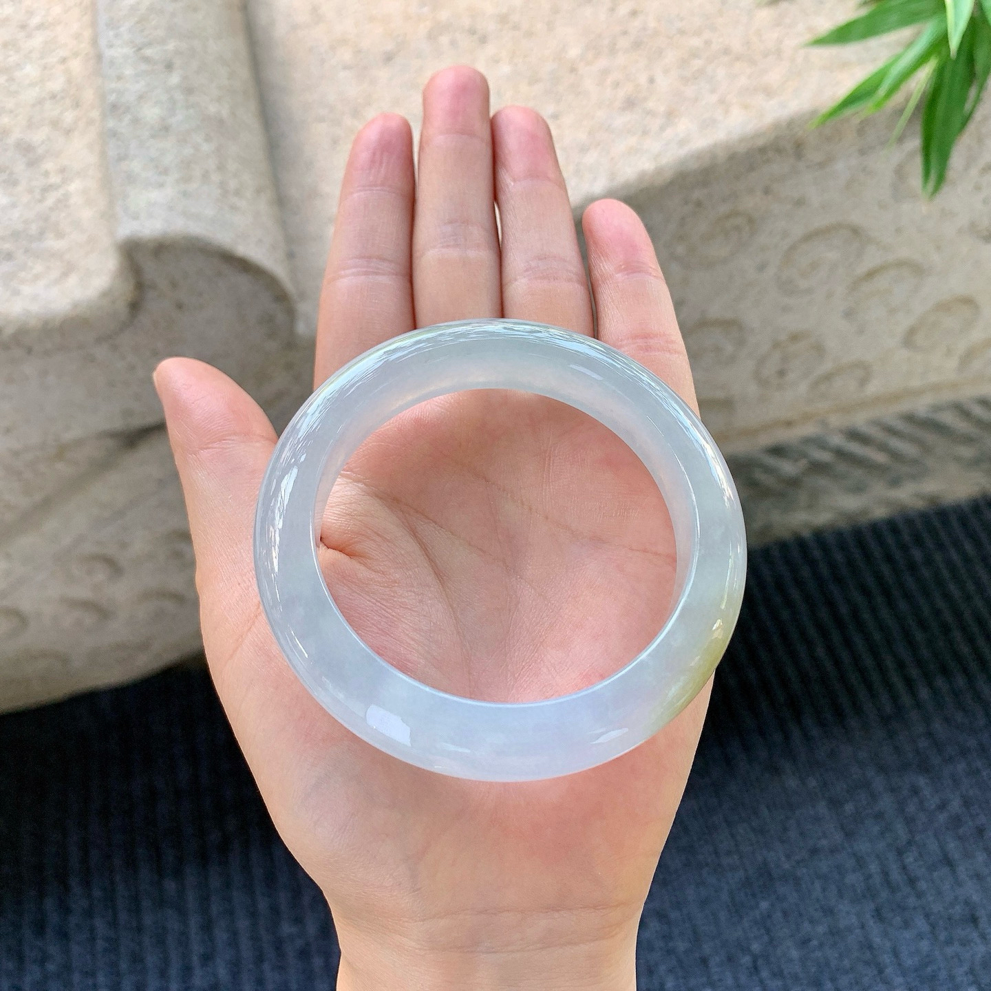 正圈55 56
【圈口】56.2/12.7/9.1
【描述】冰糯飘黄翡，水润，种老，细腻，无纹裂！