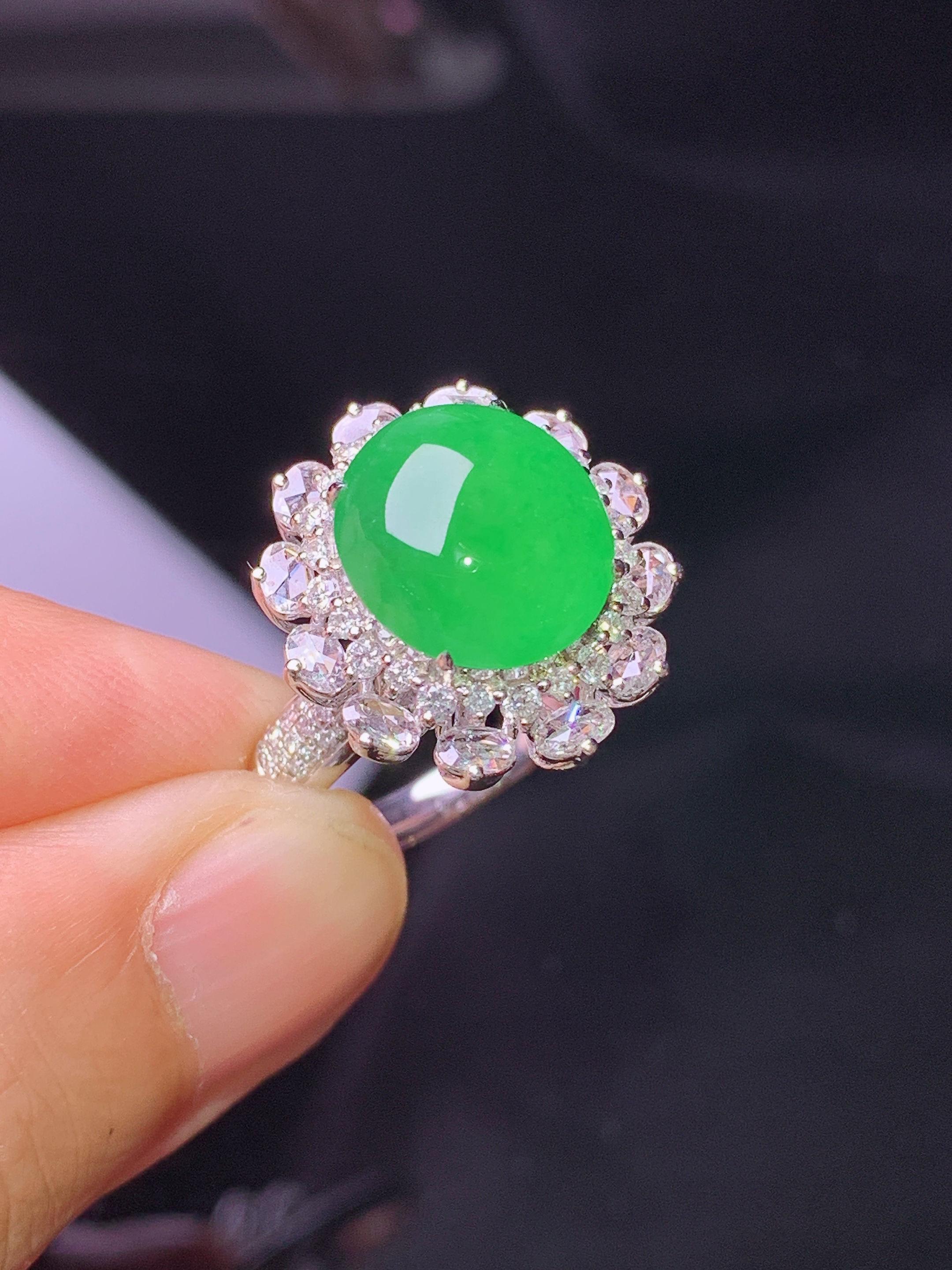 18k金钻镶嵌翠绿蛋面戒指 玉质细腻 色泽艳丽清新 水润亮眼 圈口14 整体尺寸17.2*16*11