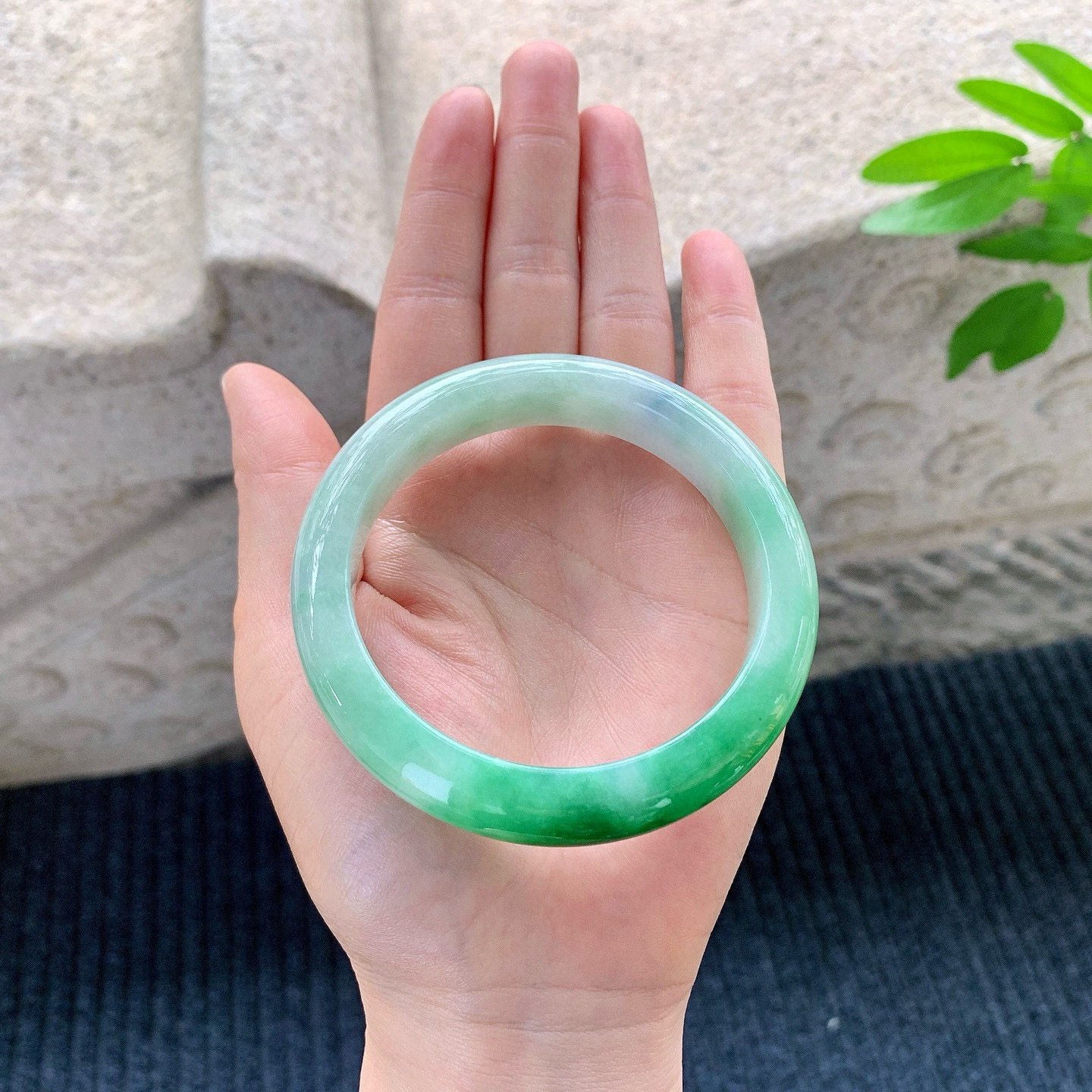 正圈58 59
【圈口】58.2/12/8.7
【描述】糯冰飘阳绿，水润，种老，细腻，无裂纹！