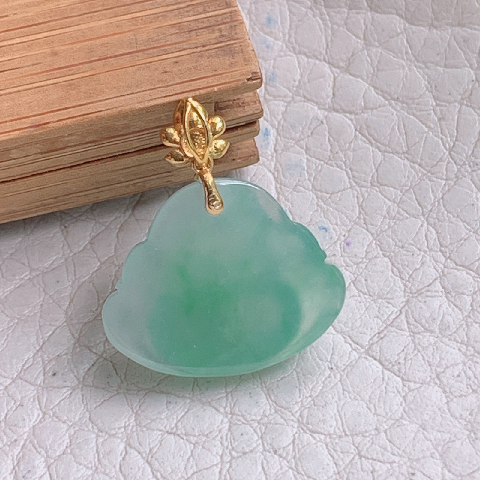 zz3实拍17*18.5*6.2缅甸翡翠满绿精美小佛公吊坠 镶金一刀切弥勒佛锁骨坠