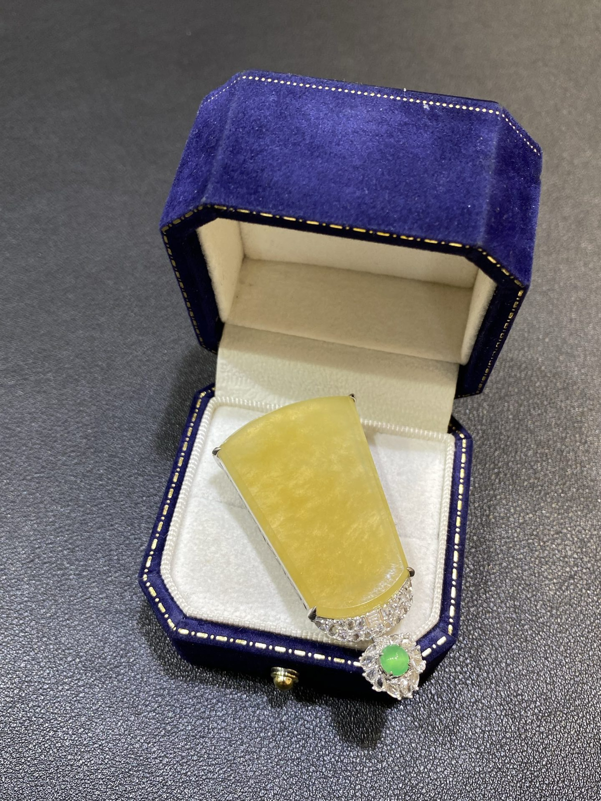 18Ｋ冰黄翡夏天柠檬黄无事牌吊坠

整体59.4/31.6/12.4
裸石43.8/31.6/3.4