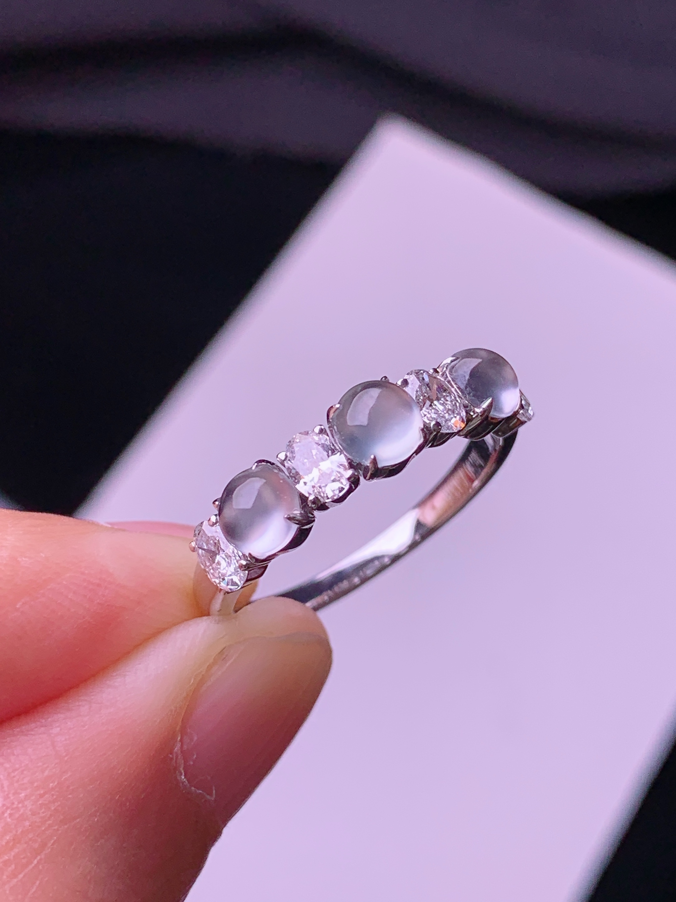 18k金培育钻镶嵌冰种蛋面戒指 玉质细腻 色泽艳丽清新 水润亮眼 圈口14 整体尺寸4.2*2.5