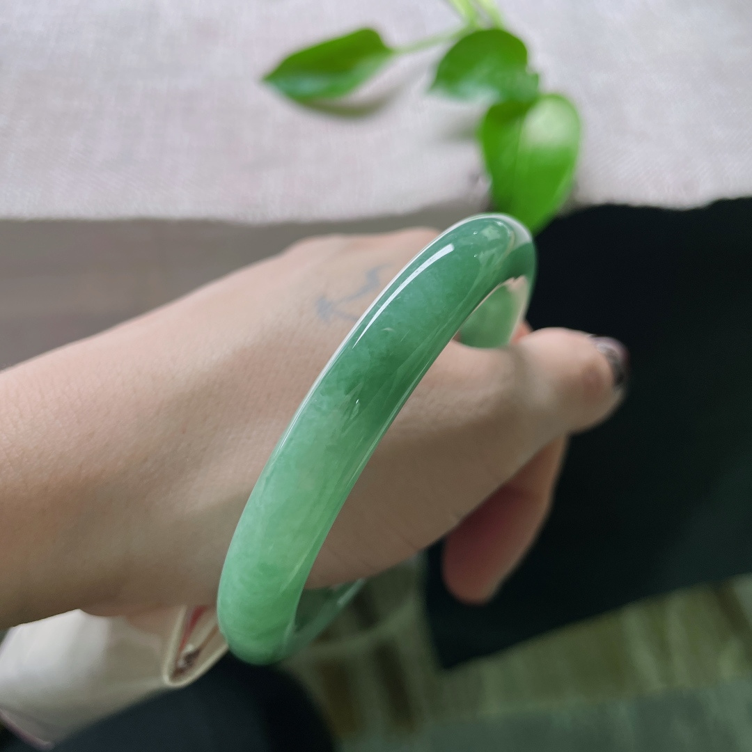 54.8/9.7，绿底圆条，水头好，瑰姿艳逸，镯型圆润饱满，皮纹，ss50145a