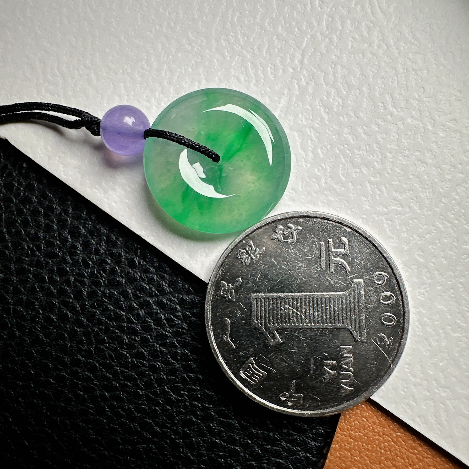 【冰种飘阳绿平安扣】质地细腻，品质很好，冰感十足，胶感明显，收藏品质