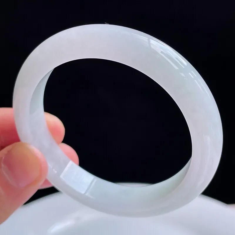 53.7mm自然光拍摄天然翡翠A货淡绿好种水正圈手镯47.74克