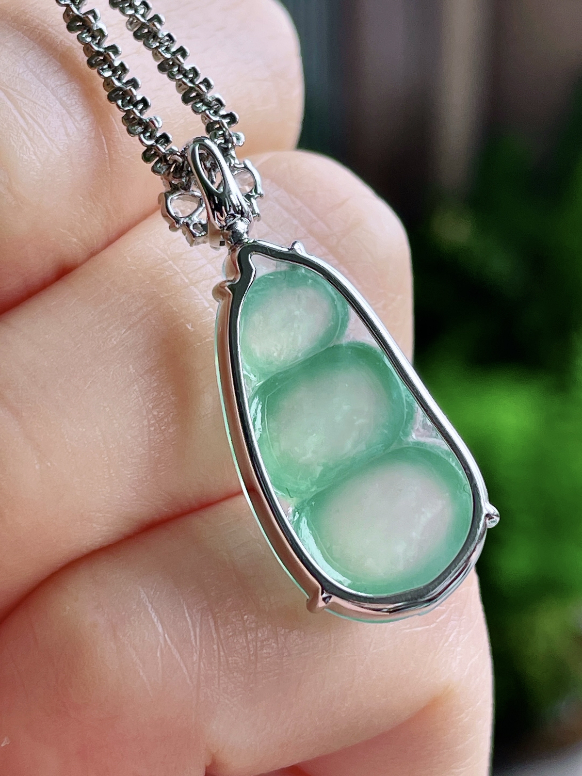 【镶嵌】冰晴绿豆子福豆吊坠  
【说明】缅料 18k金镶嵌 性价比高  
【整体】 29.4-12.3-7.5
【裸石】21.6-11.6-5.2