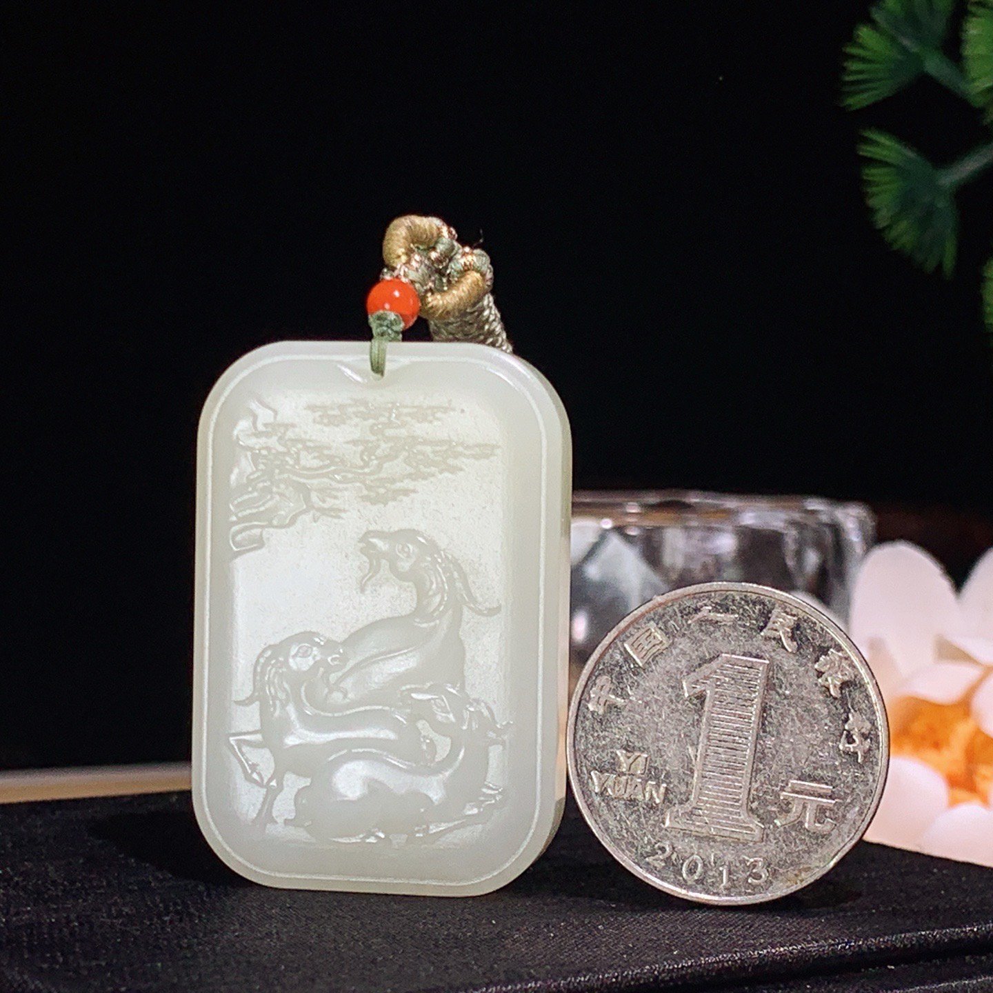 和田玉白玉三阳开泰挂件。尺寸43/29/8重26.5克 玉质细腻油润 底色纯净 脂粉好，品质好。lt260402