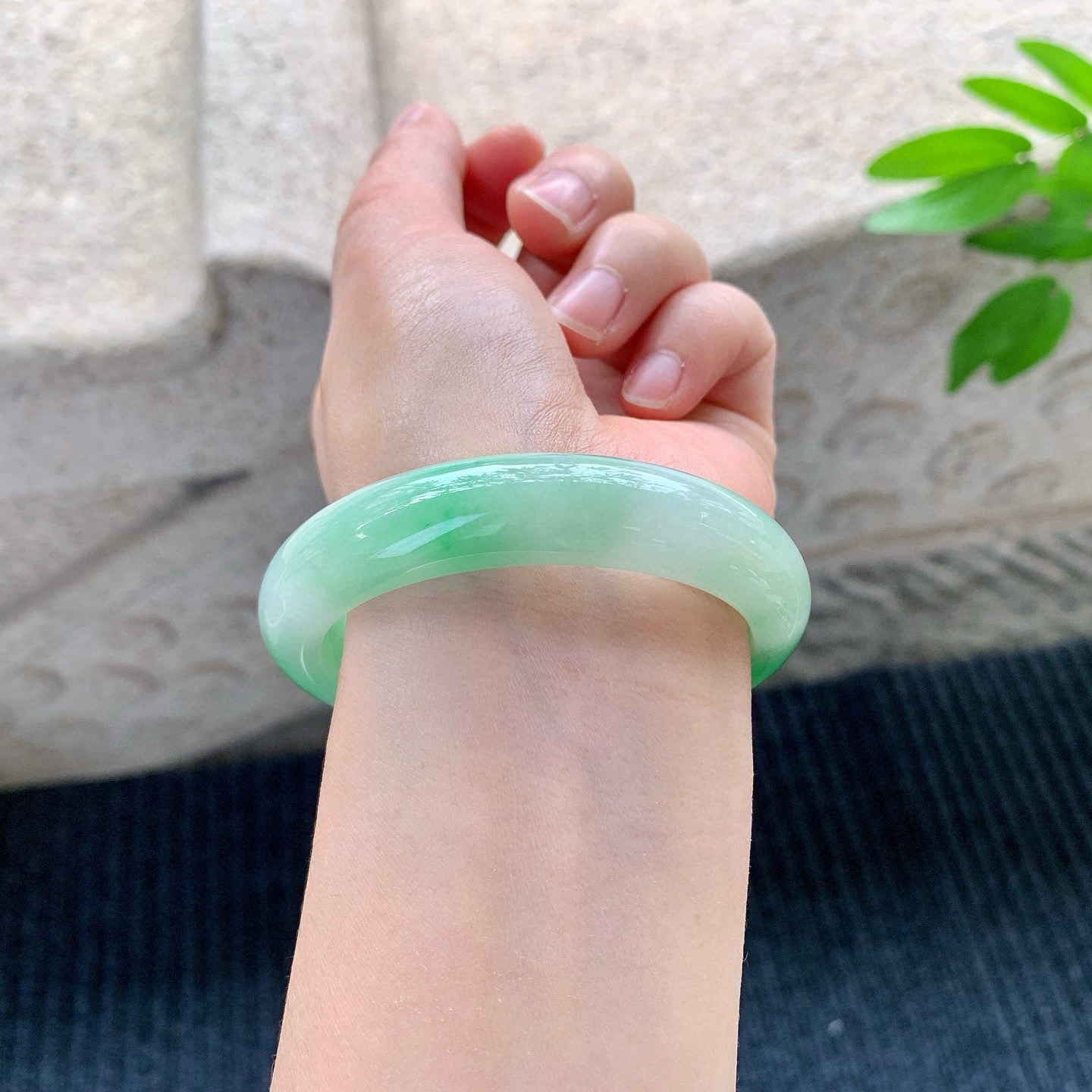 正圈54 55
【圈口】55.4/13.2/8
【描述】飘绿，水润，种老，细腻，无纹裂！