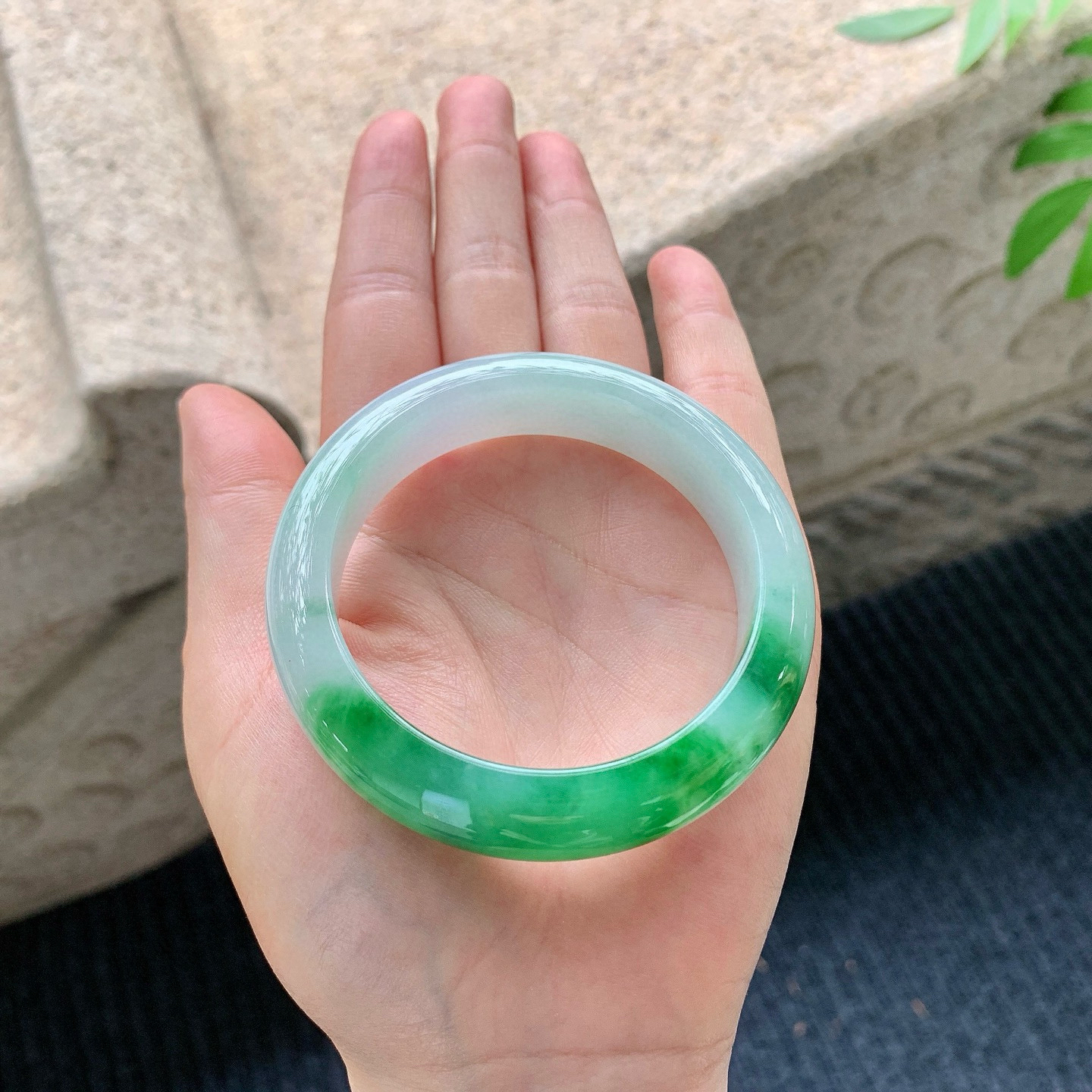 正圈51 52
【圈口】52.4/13.2/8.6
【描述】细糯飘辣绿，水润，种老，细腻，无纹裂！