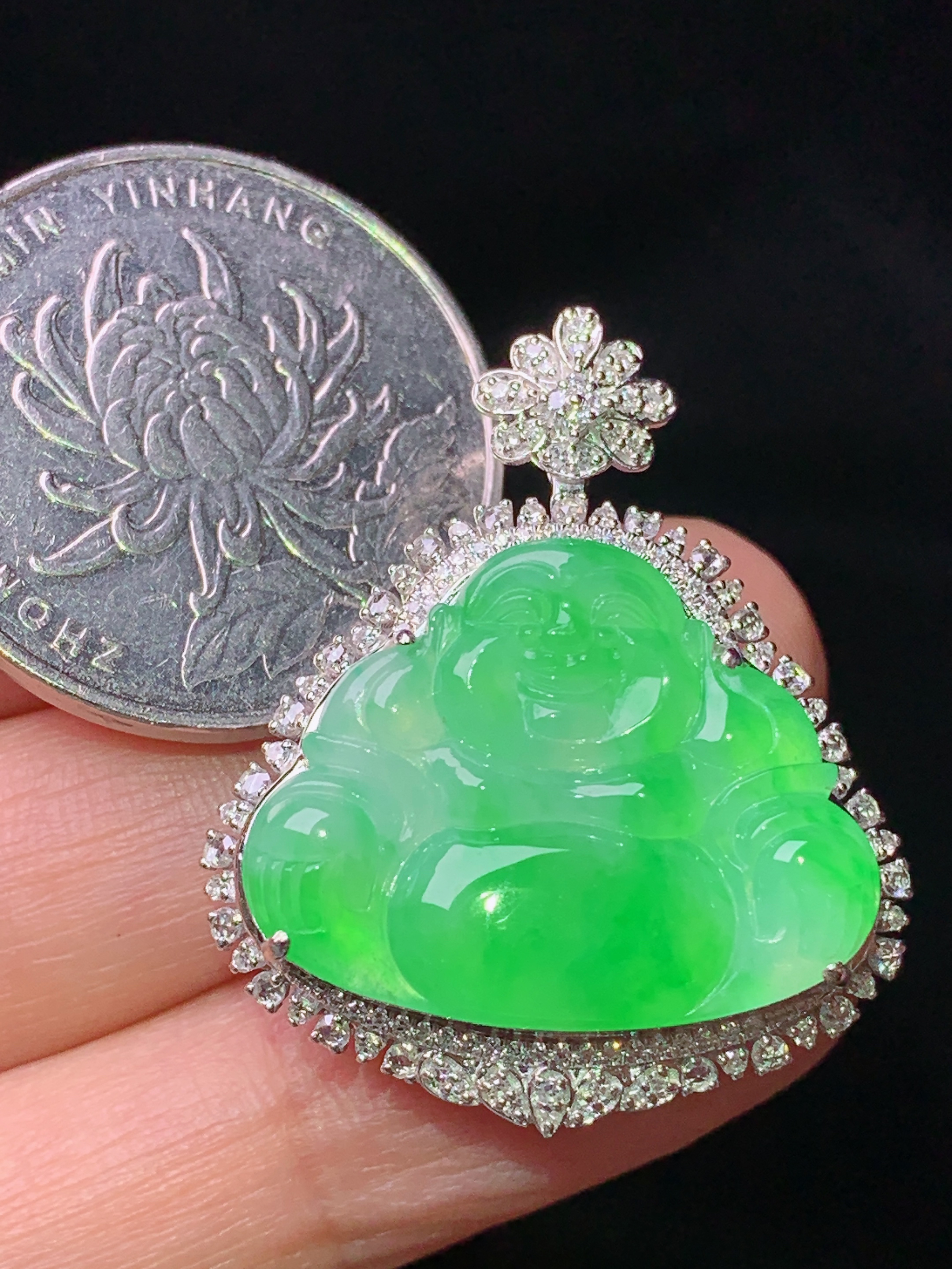 18k金钻镶嵌翠绿佛公吊坠 玉质细腻 色泽艳丽清新 水润亮眼 整体尺寸31.3*26.5*9.8k1