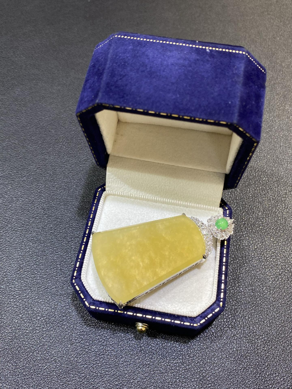 18Ｋ冰黄翡夏天柠檬黄无事牌吊坠

整体59.4/31.6/12.4
裸石43.8/31.6/3.4