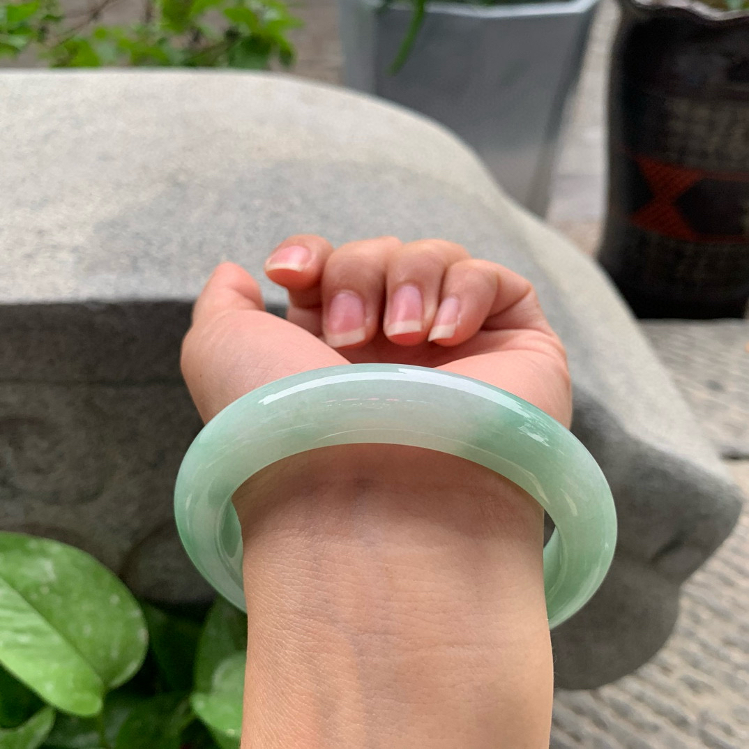 大圈口 63.5-12.4-10    冰果绿正圈手镯。 一丝棉