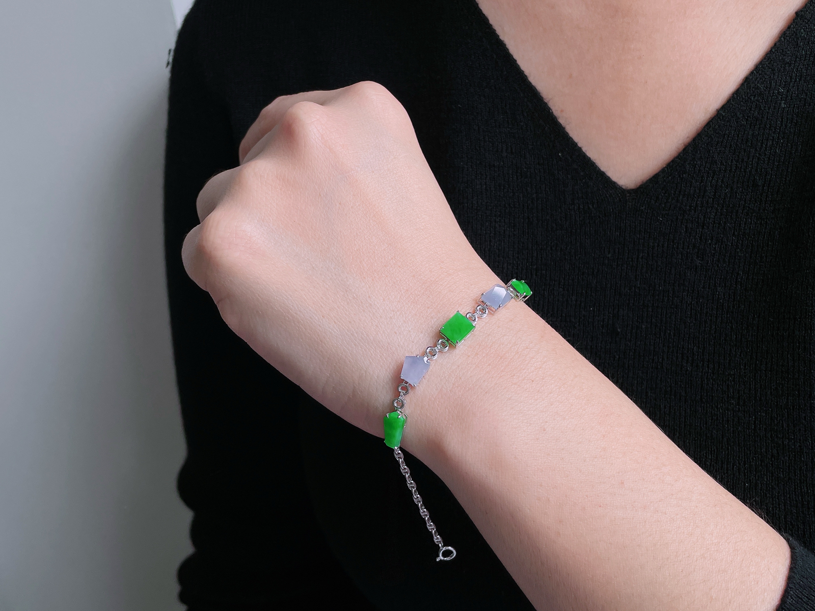 【镶嵌】冰双彩随形手链
【说明】缅料 18k金镶嵌 性价比高  
【整体】6.4-5.5-4
【裸石】6.3-5.4-1.6