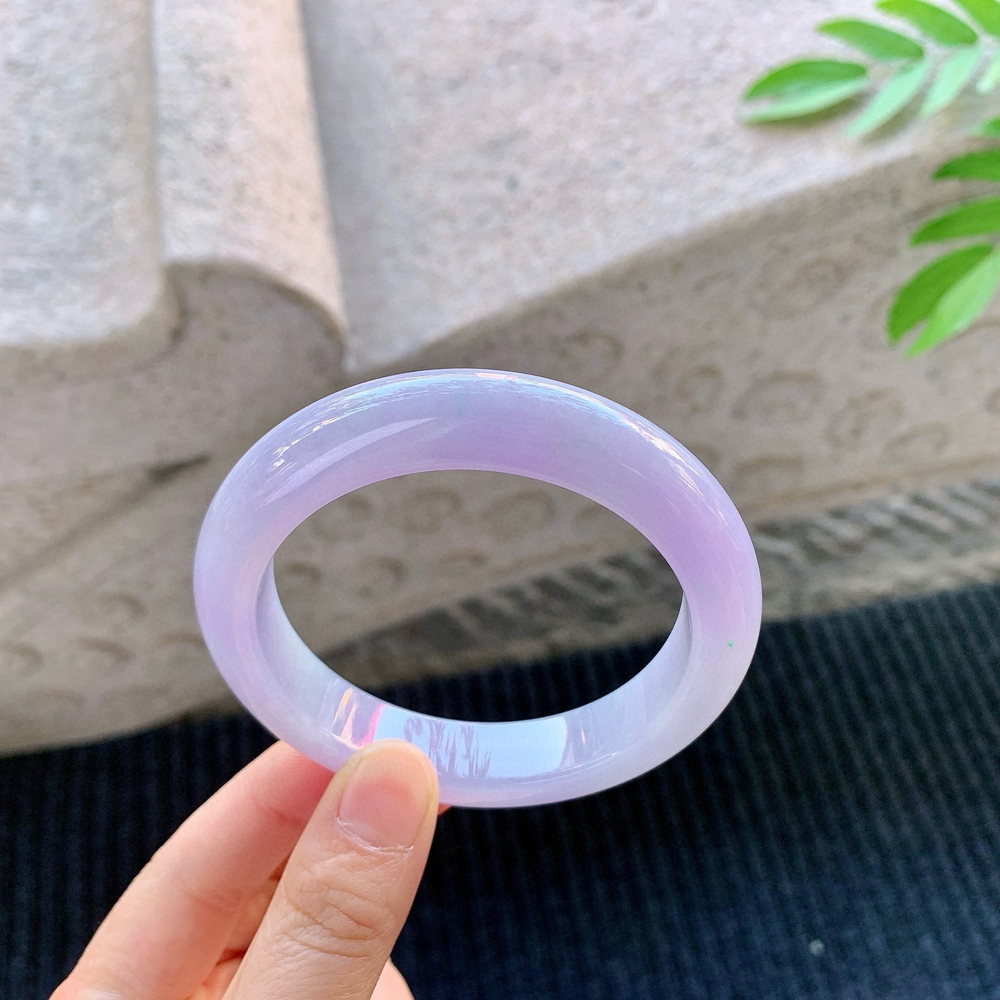 正圈57 58
【圈口】58/12.4/9.4
【描述】紫罗兰，水润，种老，细腻，无纹裂！