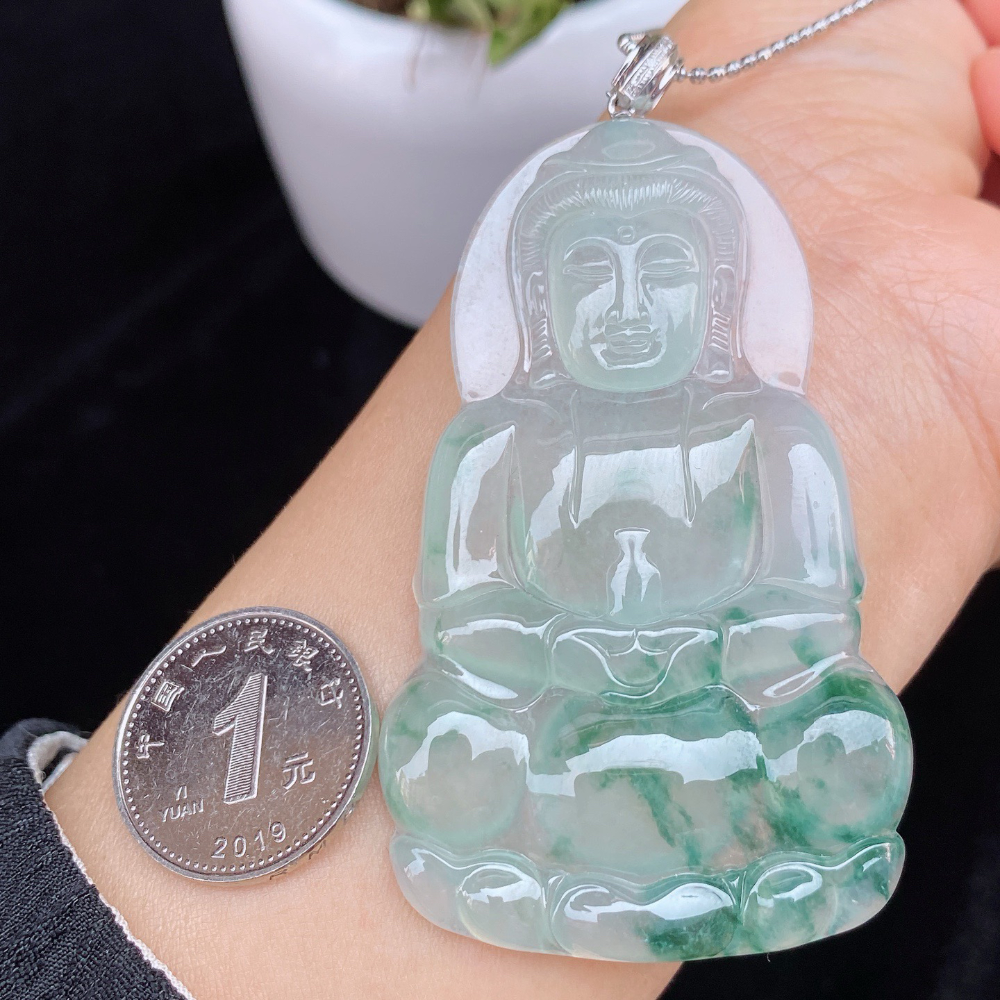 冰飘花观音吊坠 
冰透种好 飘蓝绿花
饱满厚装 雕工精细
18k金镶嵌 高性价比‼️
尺寸如图一  实物更美～