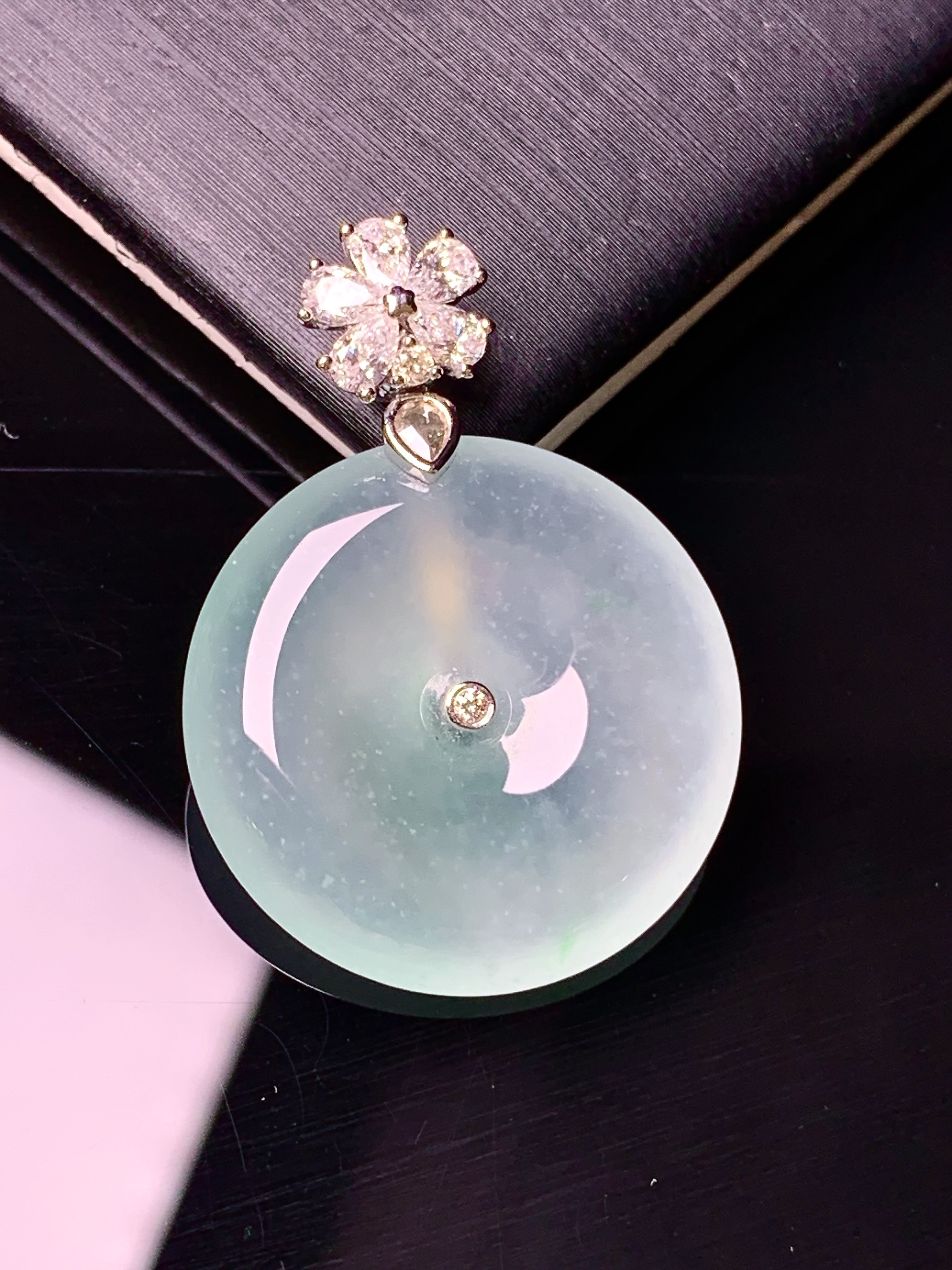 18k金钻镶嵌冰种平安扣吊坠 玉质细腻 色泽艳丽清新 水润亮眼 整体尺寸31*22*4.6m5