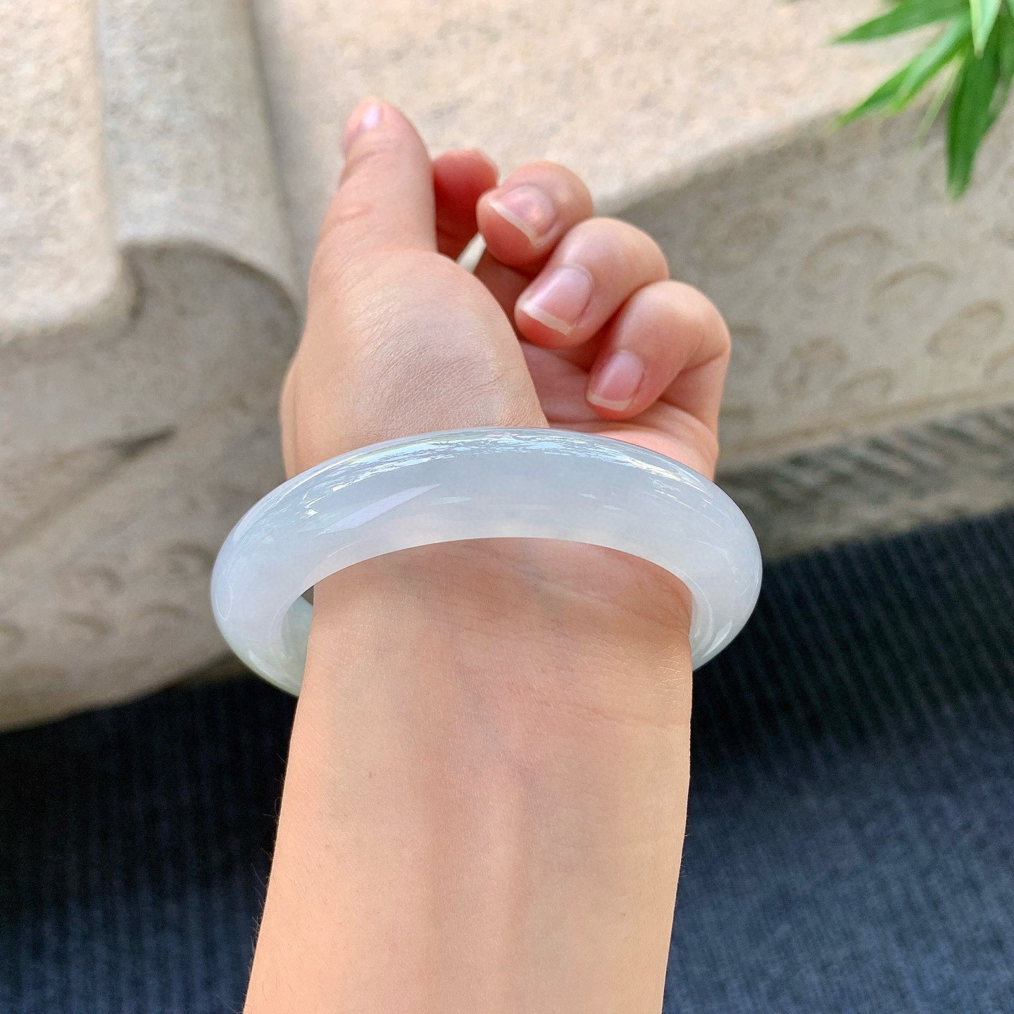 正圈55 56
【圈口】56.2/12.7/9.1
【描述】冰糯飘黄翡，水润，种老，细腻，无纹裂！