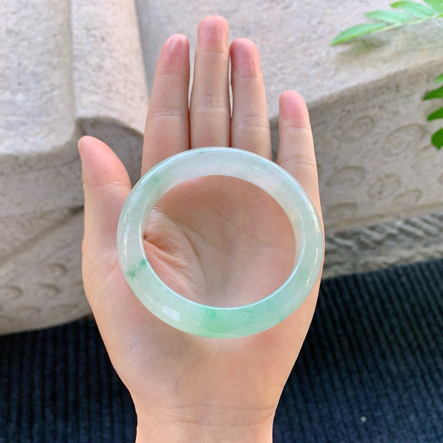 正圈53 54
【圈口】54/11.5/8.5
【描述】冰糯飘绿，水润，种老，细腻，无纹裂！