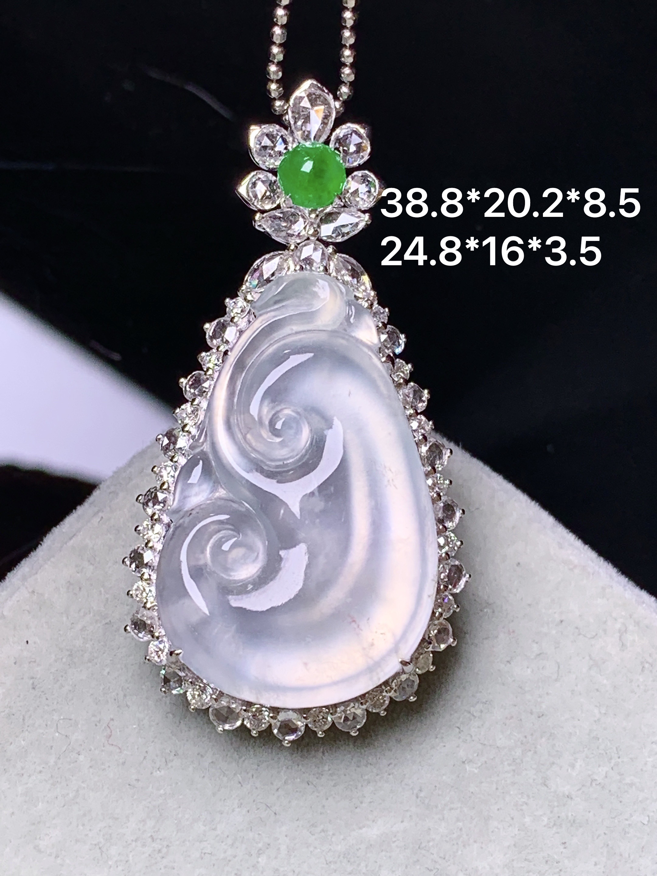 18k金钻镶嵌吊坠 玉质细腻 色泽艳丽清新 水润亮眼 整体尺寸38.8*20.2*8.5m5