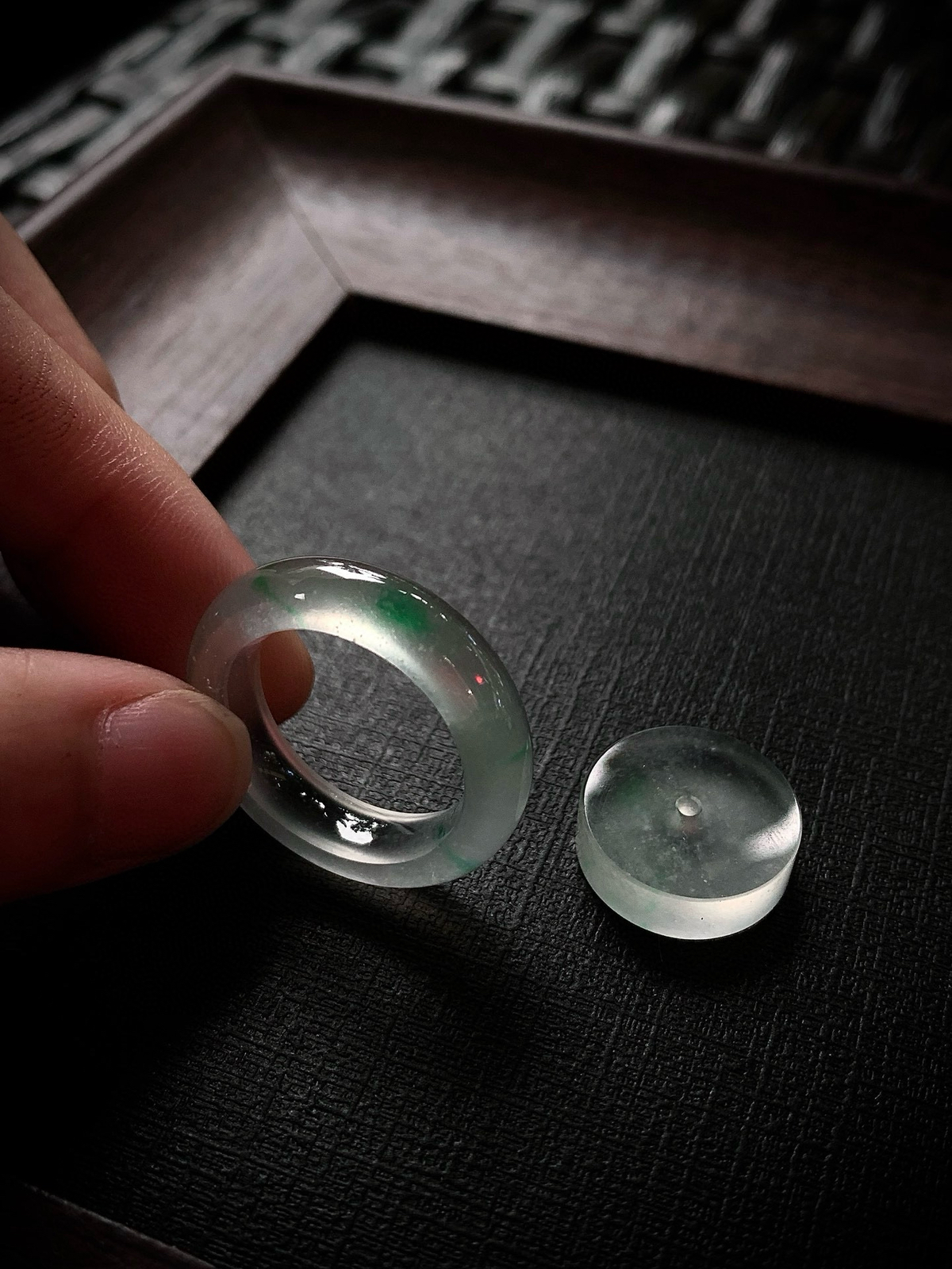 ️ 玻璃种戒圈一套，胶感爆棚，起强荧光。通透度极高，肉眼可见的纯净，质感通透如冰。
尺寸16.2×