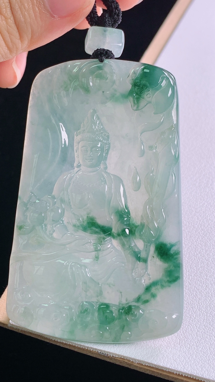 冰飘花虚空藏菩萨
花色灵动，雕工精湛
尺寸:75.5-67.5-42.6-5.3mm