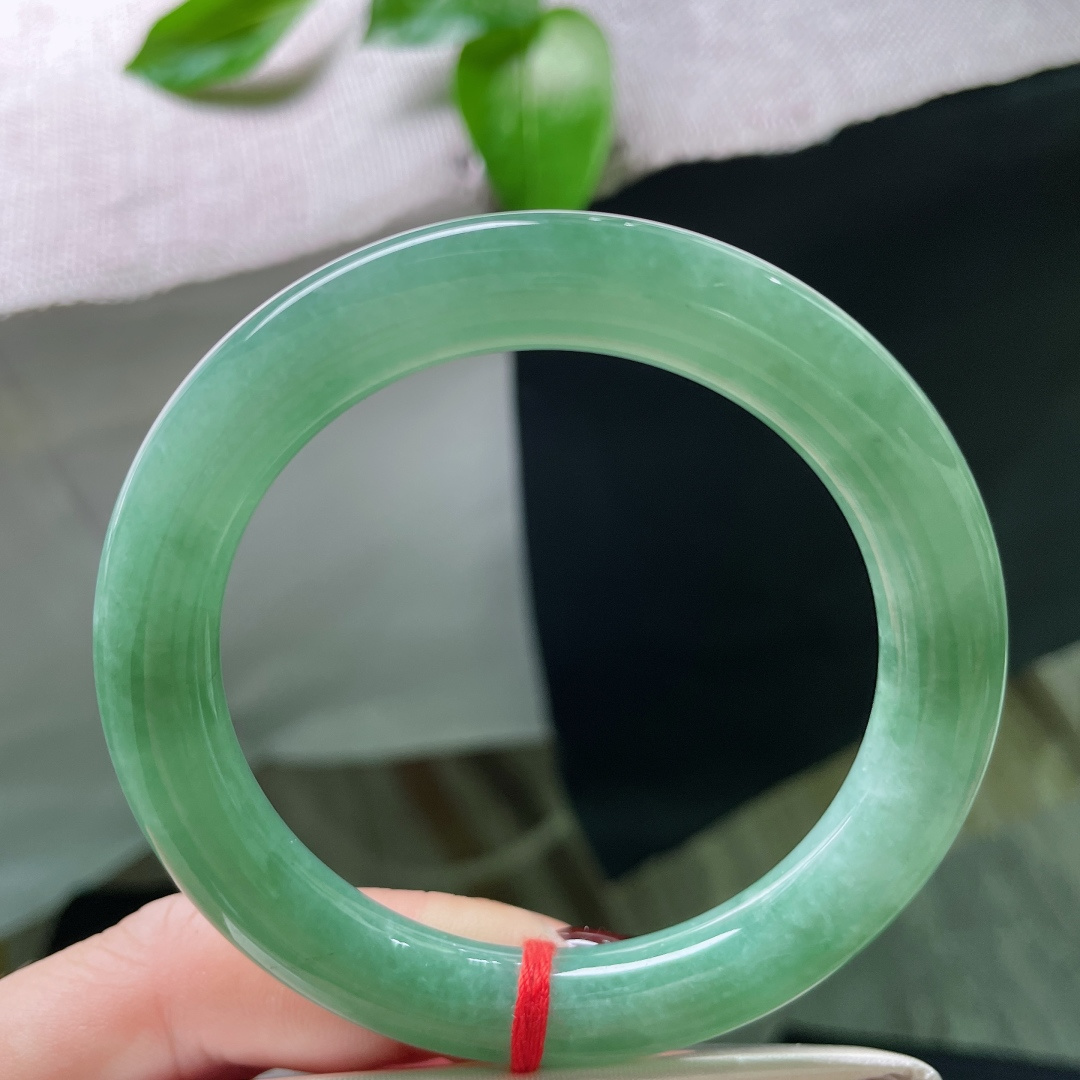 54.8/9.7，绿底圆条，水头好，瑰姿艳逸，镯型圆润饱满，皮纹，ss50145a