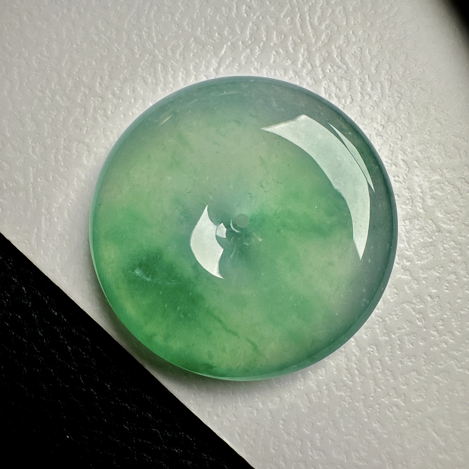 【冰种飘绿平安扣】质地细腻，品质很好，冰感十足，胶感明显，收藏品质