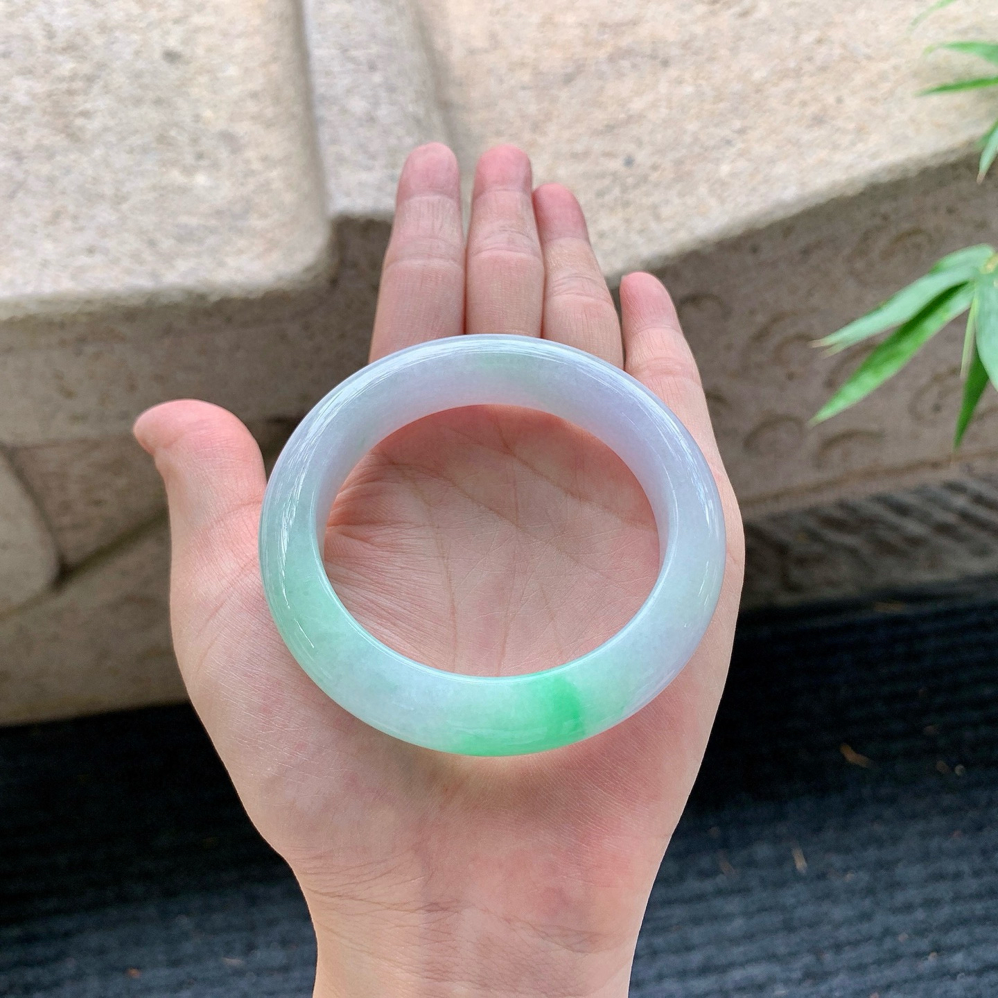 正圈51 52
【圈口】52.7/12.7/9.2
【描述】春彩，水润，种老，细腻，无纹裂！