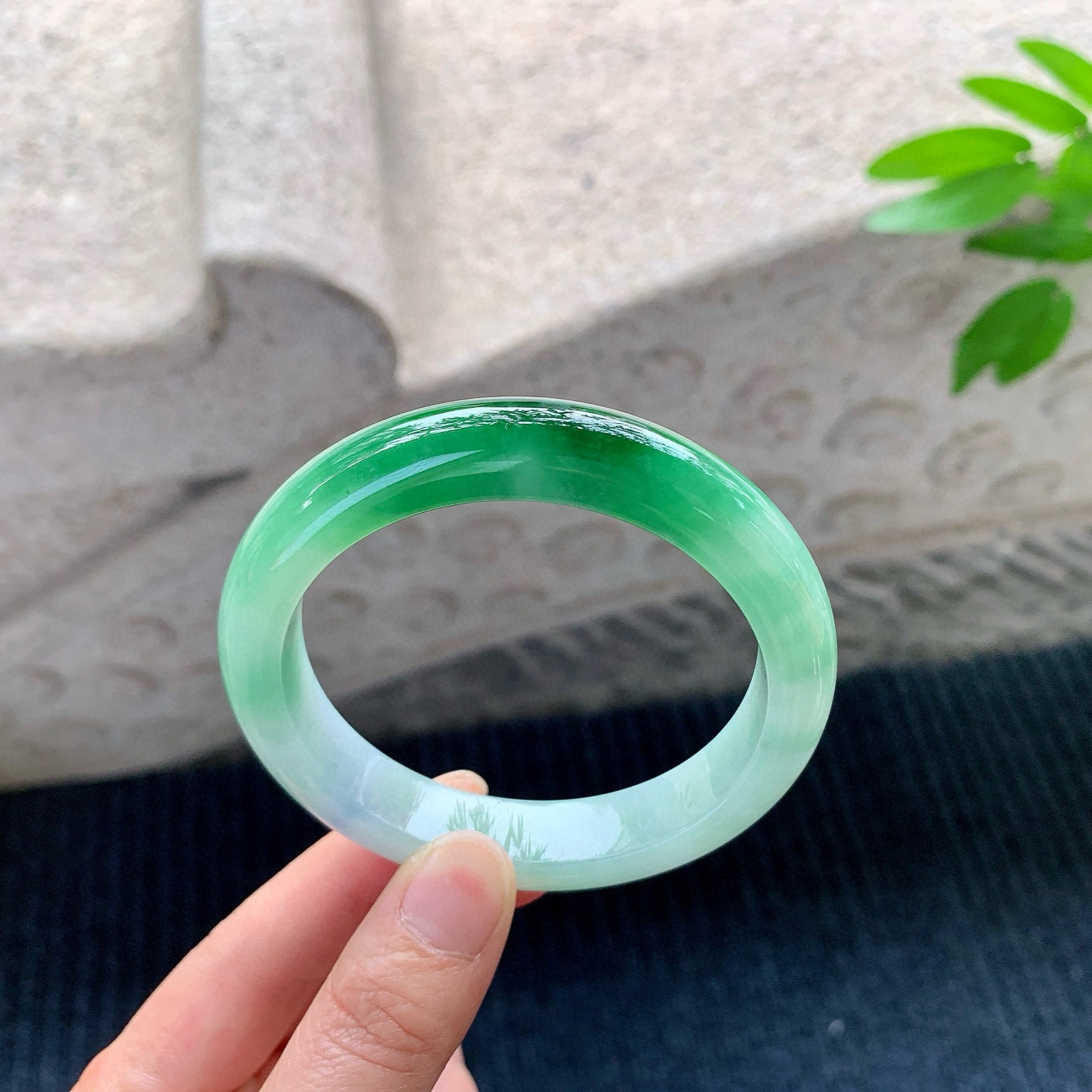 正圈58 59
【圈口】58.2/12/8.7
【描述】糯冰飘阳绿，水润，种老，细腻，无裂纹！