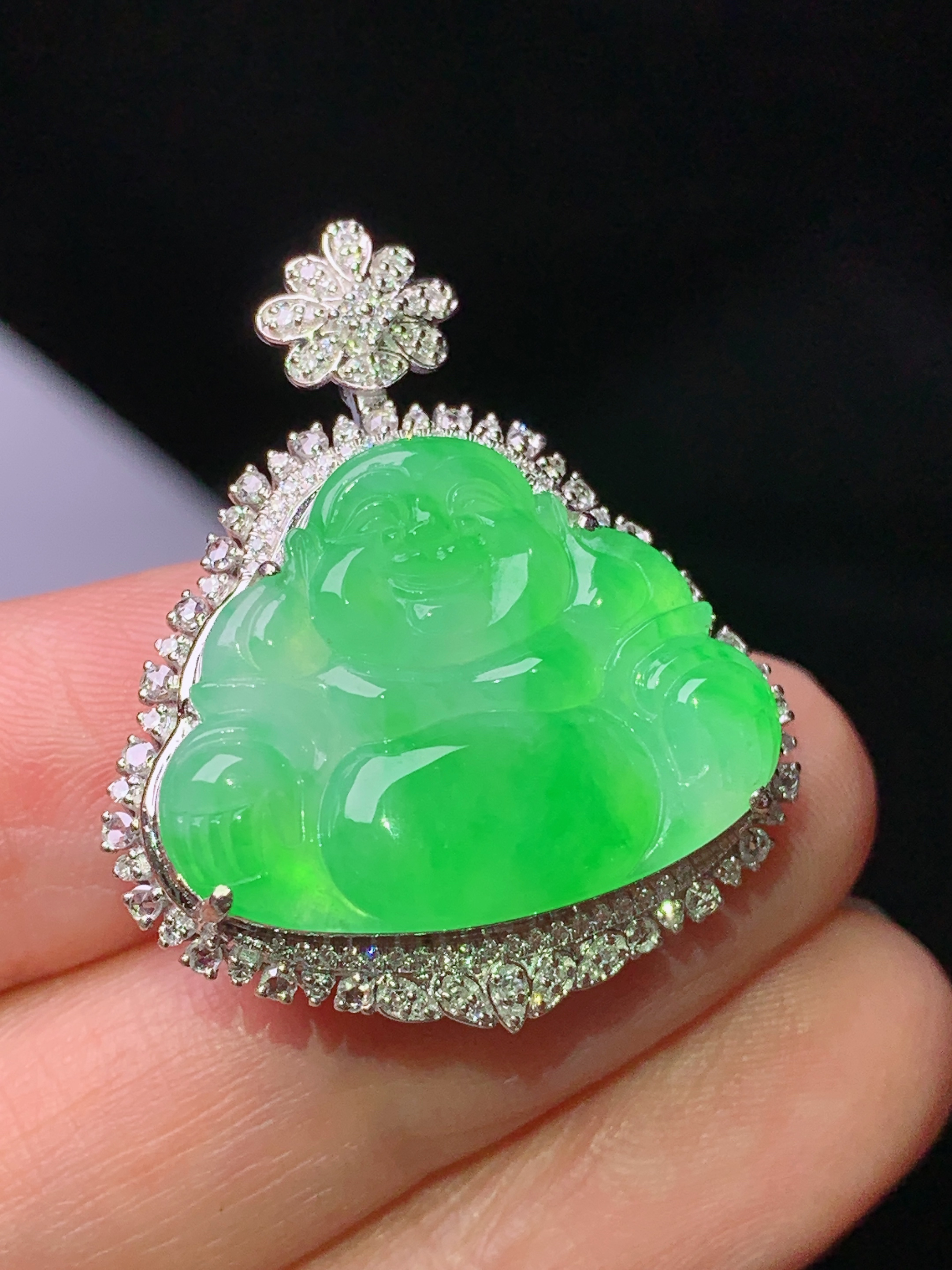 18k金钻镶嵌翠绿佛公吊坠 玉质细腻 色泽艳丽清新 水润亮眼 整体尺寸31.3*26.5*9.8k1