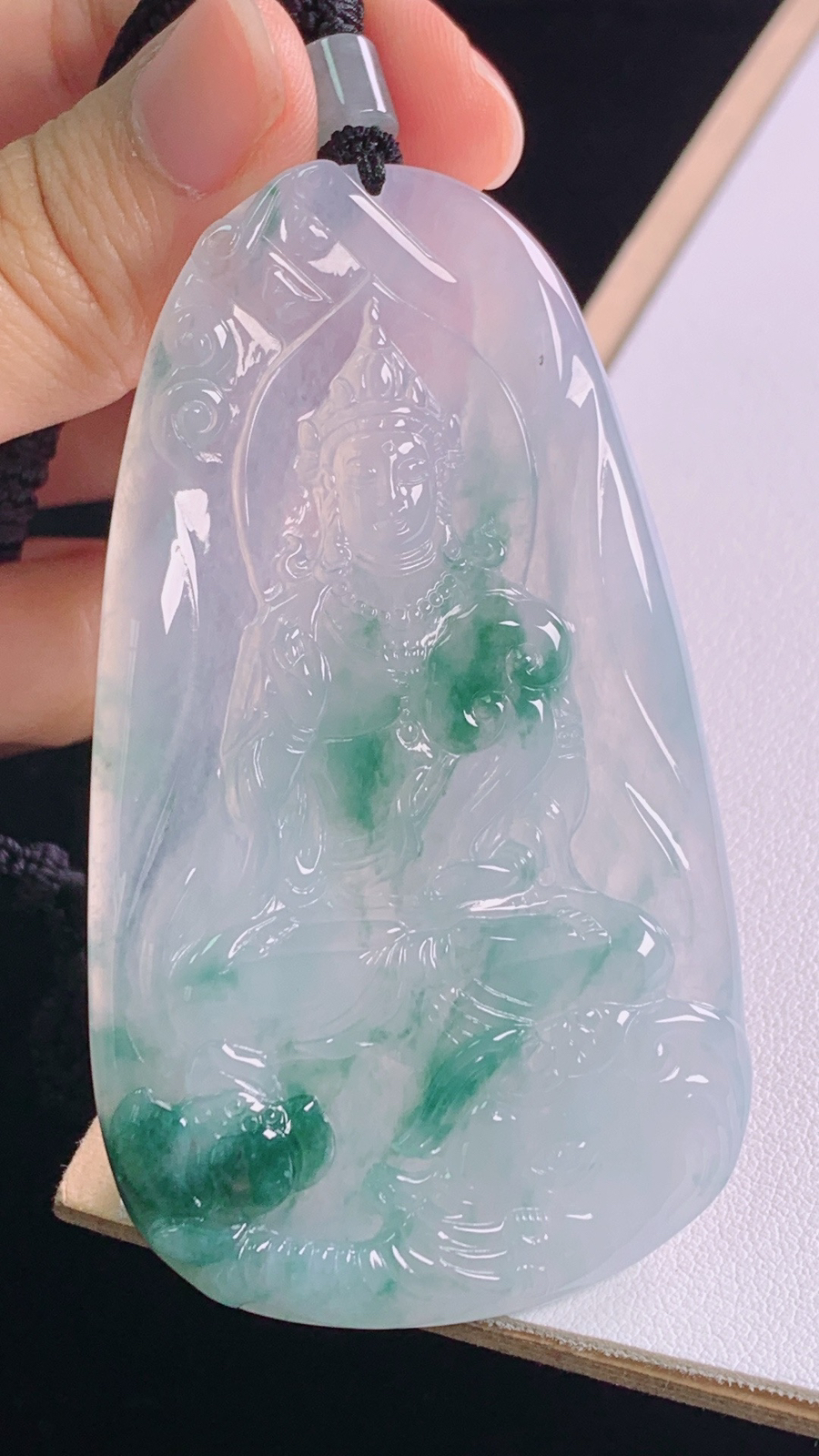 冰飘花普贤菩萨
花色灵动，冰清玉洁
尺寸:82.9-73.9-42.7-5.9mm