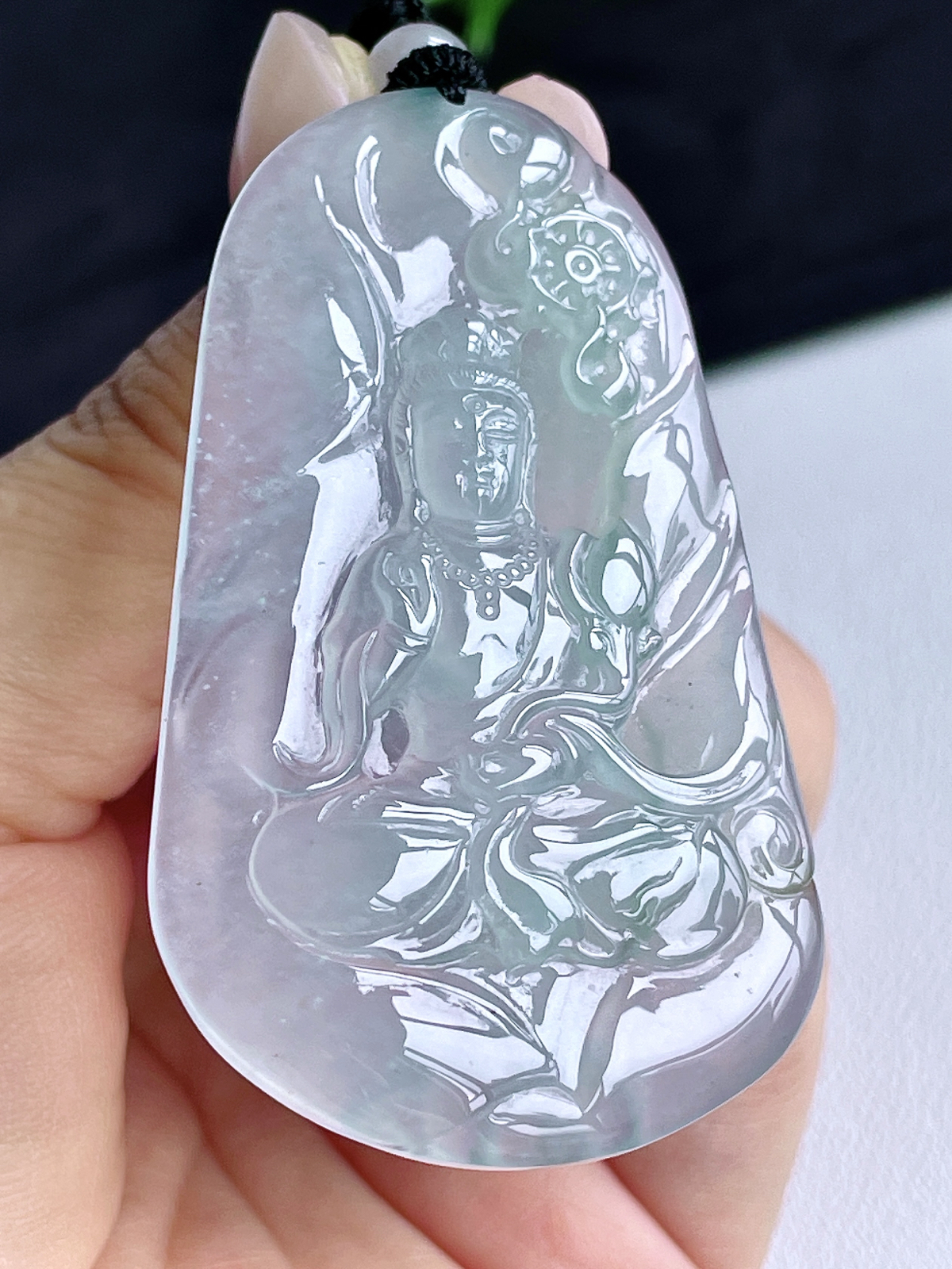 冰飘花大势至菩萨持莲观音牌吊坠
【说明】缅料 完美 性价比高  
【尺寸】61.7-36.3-5.2