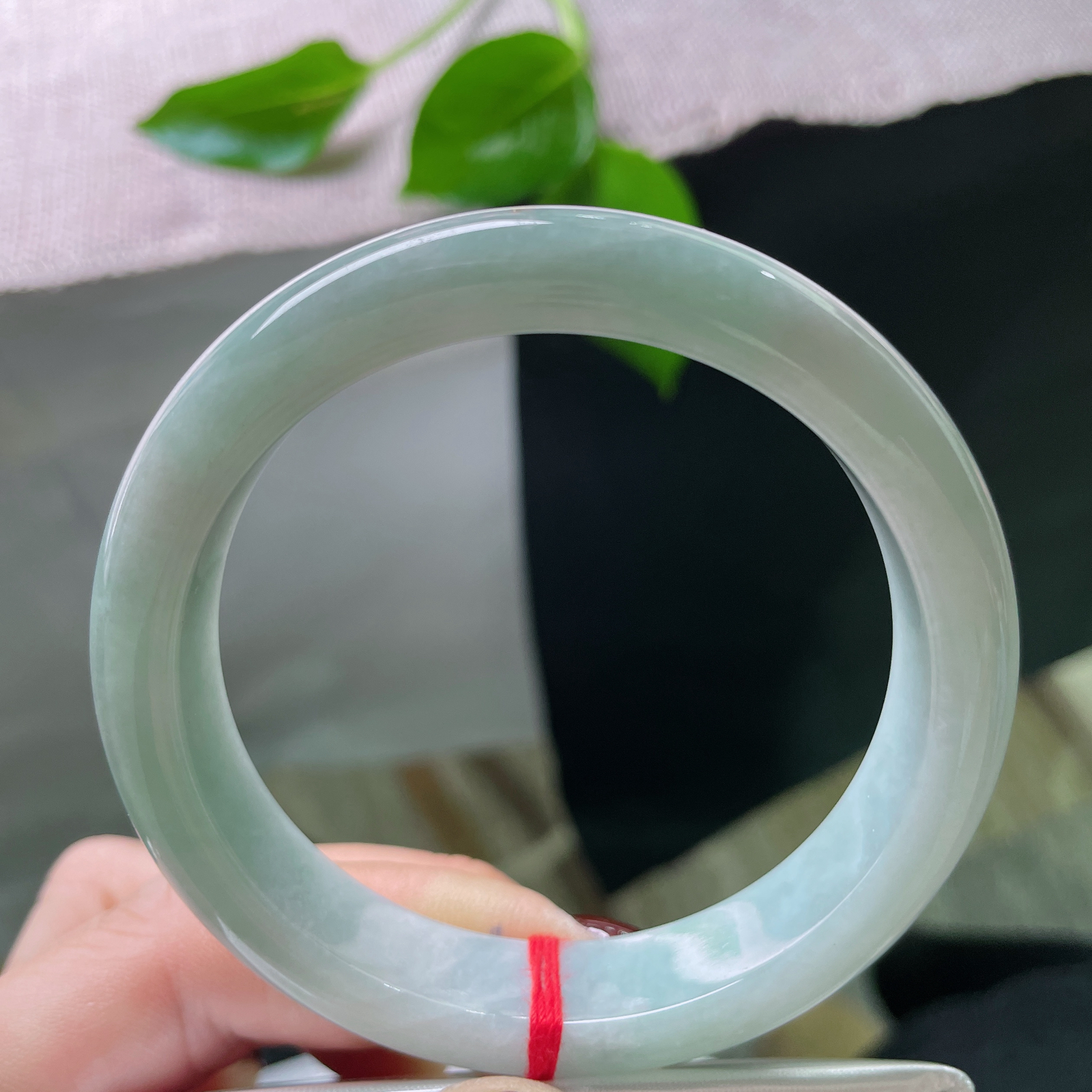 57.5/12.6/8.1，浅绿底正圈，腕间一泓翠，温润自生光。一点小细纹不影响..