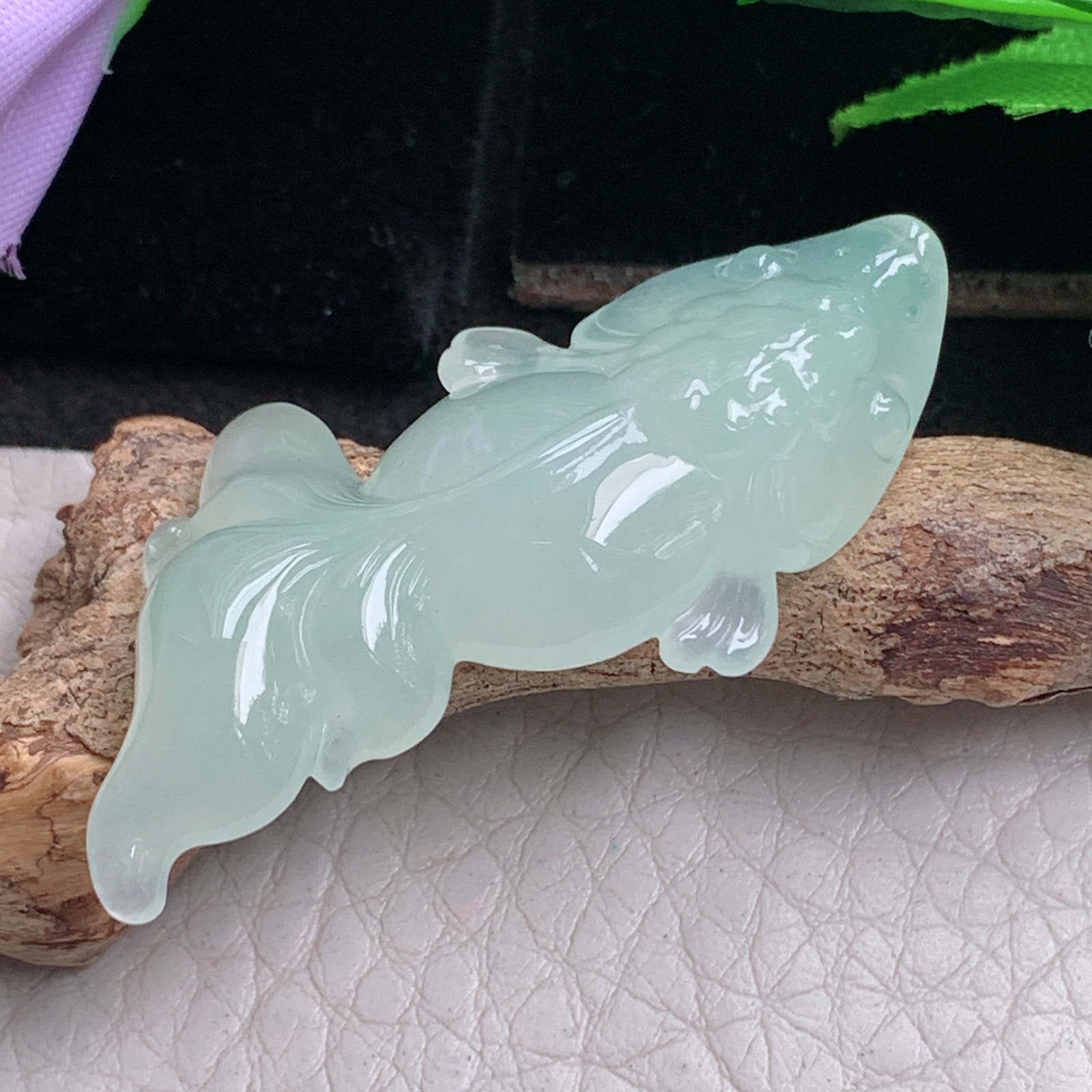 lz实拍45*19.6*8.8天然缅甸翡翠冰晴绿自由自在 鱼儿玉吊坠 玉挂件