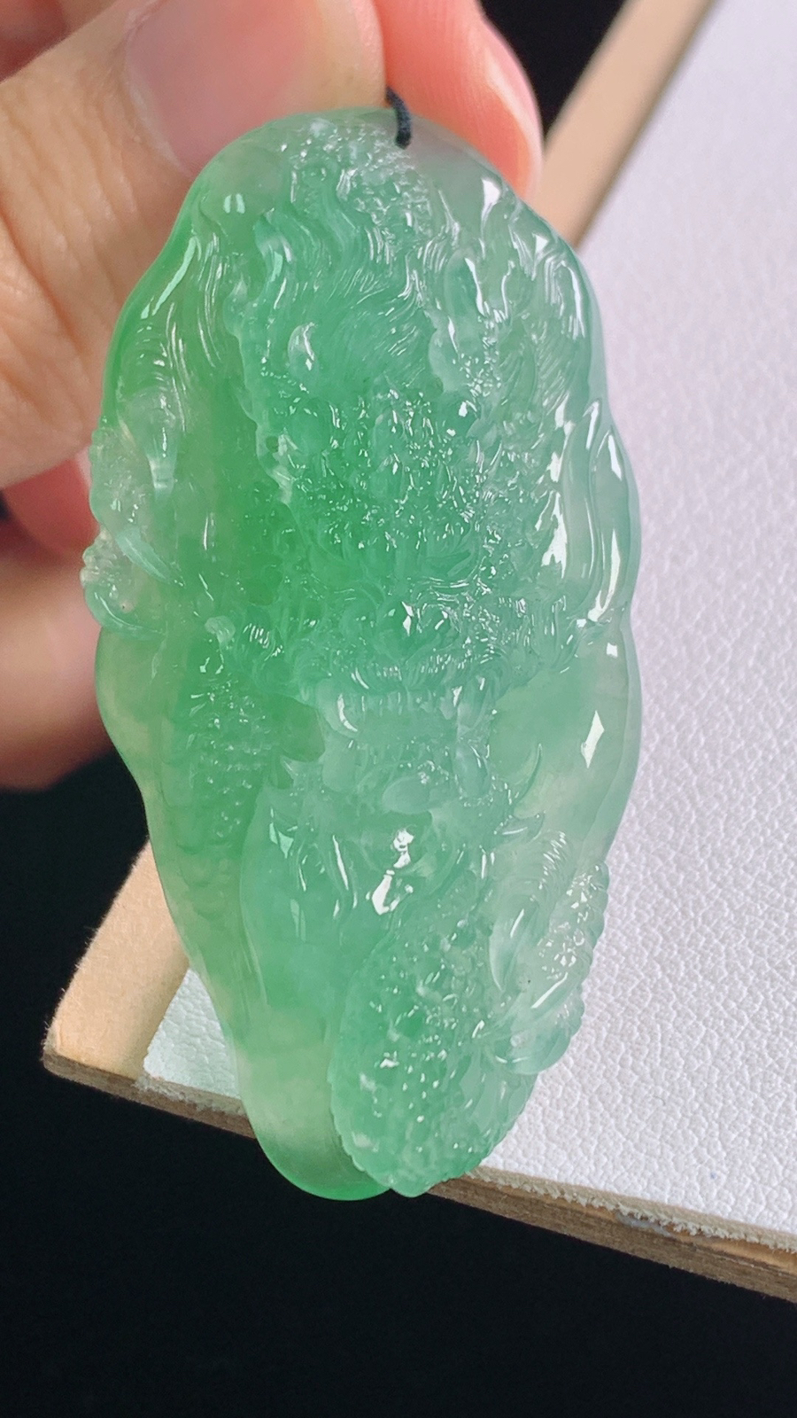 冰晴龙牌
雕工精湛，色泽迷人，霸气
尺寸:51.8-25.9-13.7mm