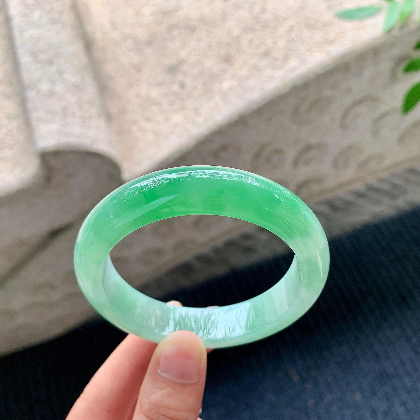 正圈52 53
【圈口】53.6/12.7/8.4
【描述】冰糯阳绿，水润，种老，细腻，无纹裂！