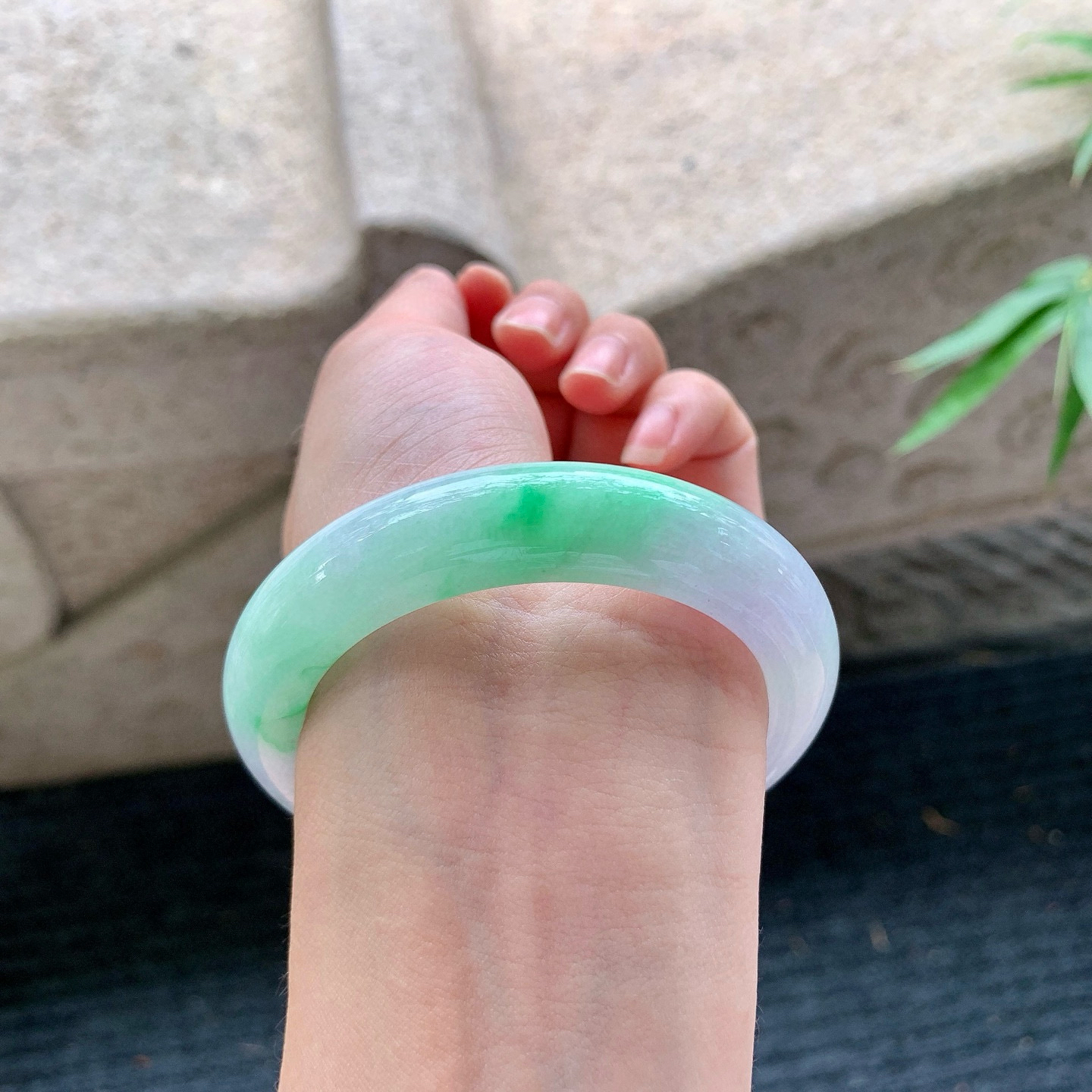 正圈51 52
【圈口】52.7/12.7/9.2
【描述】春彩，水润，种老，细腻，无纹裂！