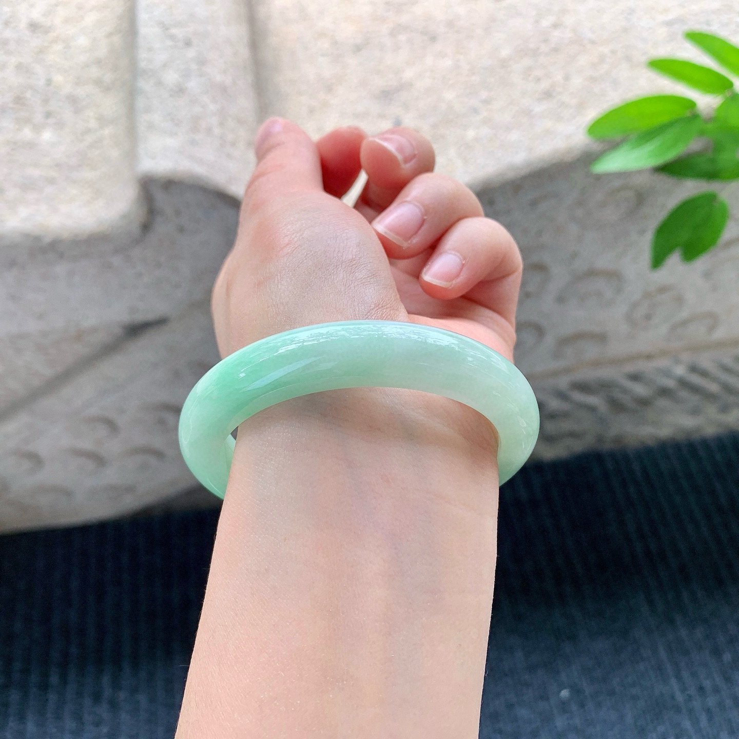 正圈53 54
【圈口】54.4/11.2/8
【描述】细糯飘绿，水润，种老，细腻，无纹裂！