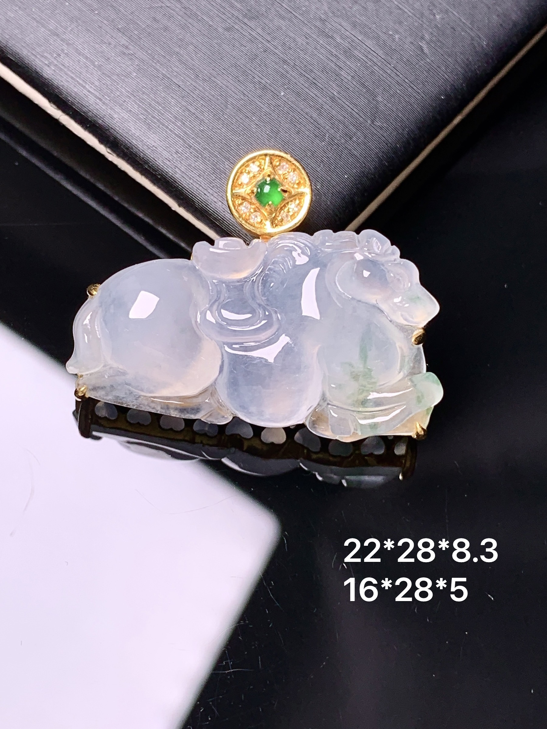 18k金钻镶嵌冰种唐马吊坠 玉质细腻 色泽艳丽清新 水润亮眼 整体尺寸22*28*8.3y4