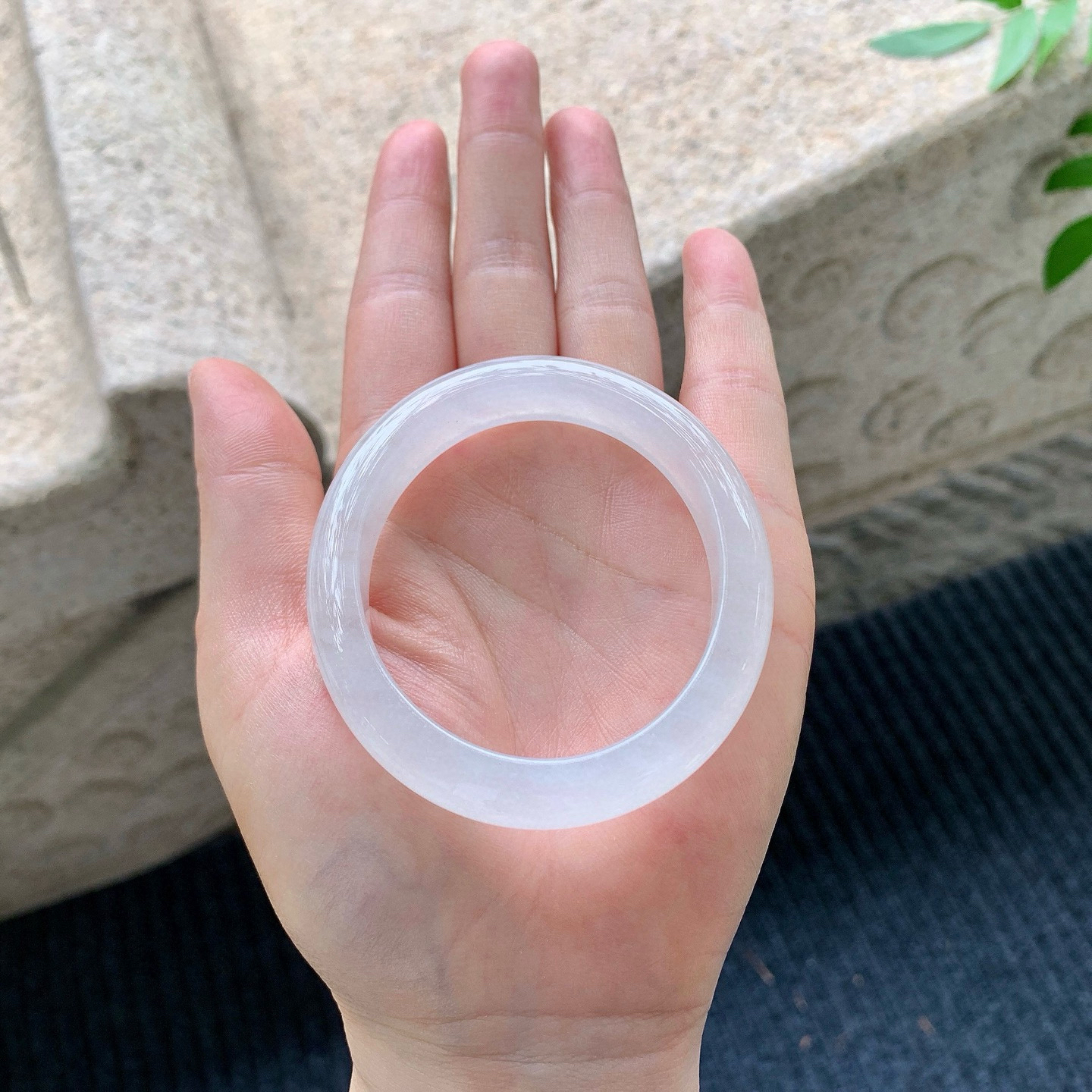 贵妃54 55
【圈口】55/47.7/10.5/7.2
【描述】白冰，水润，种老，细腻，无纹裂！