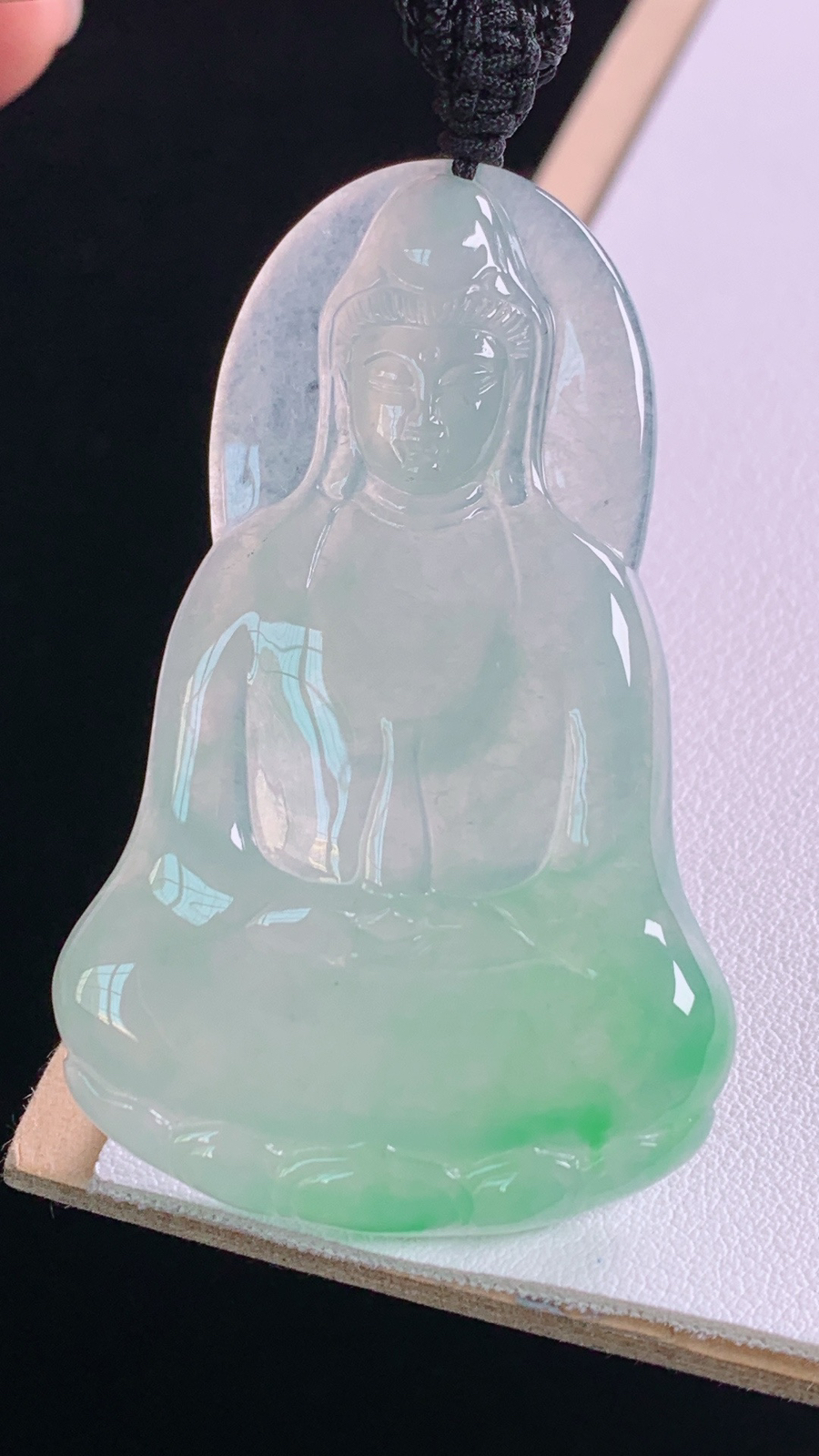 冰飘绿观音
翠色灵动，冰透起光
尺寸:55.0-35.4-5.3mm