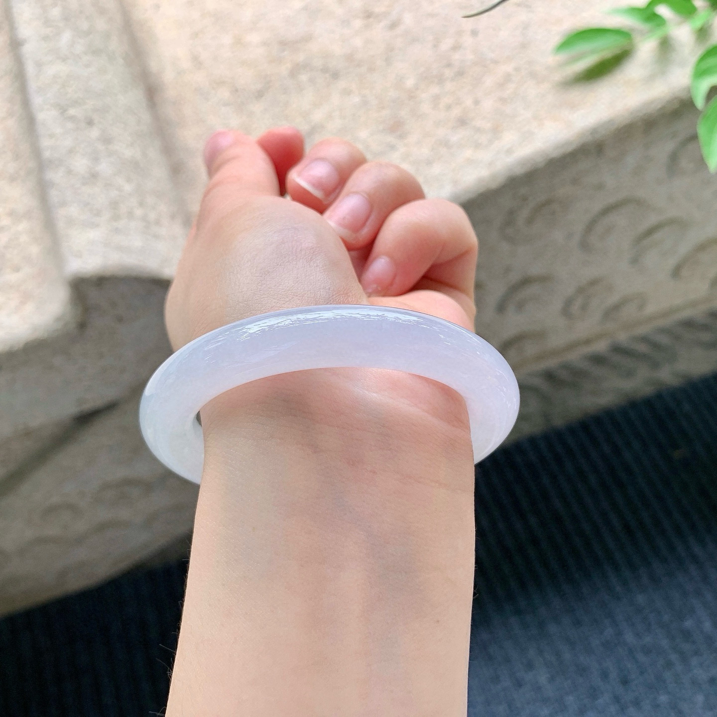 圆条53 54
【圈口】53.8/10.3/10.3
【描述】糯冰淡粉紫，水润，种老，细腻，无纹裂！