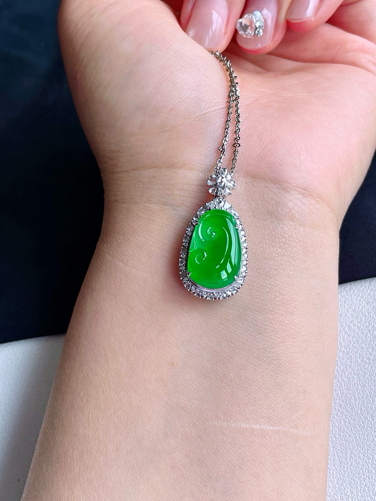 【镶嵌】高冰阳绿如意吊坠  
【说明】缅料 18k金镶嵌 性价比高  
【整体】31.3-15.8-9.7
【裸石】18.2-12-3.4