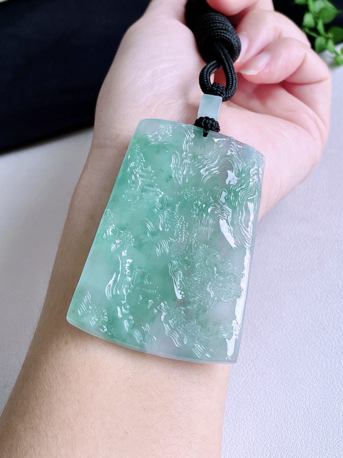 冰飘花大山水牌吊坠
【说明】缅料 完美 性价比高  
【尺寸】68.6-46.8-6