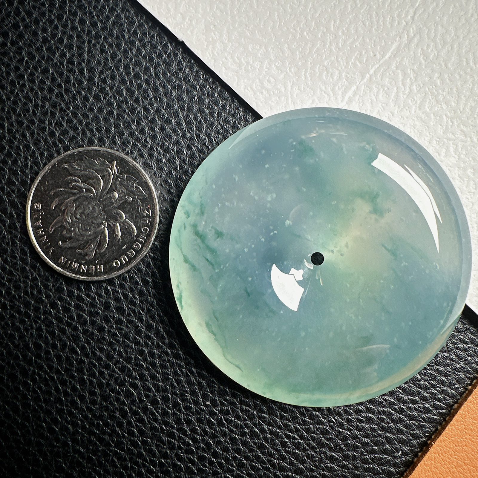 【冰种飘花巨无霸大扣】质地细腻，冰润十足，种老冰透，荧光闪耀，收藏品质。