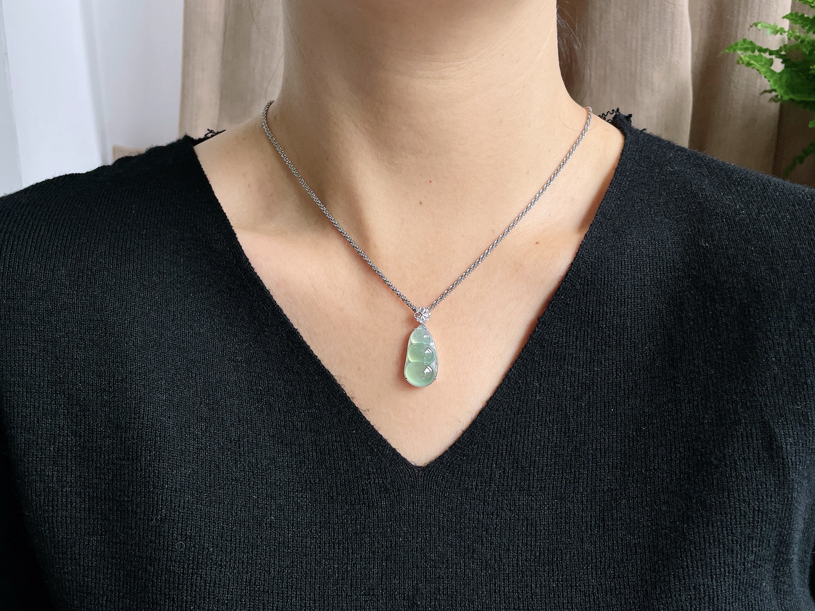 【镶嵌】冰晴绿豆子福豆吊坠  
【说明】缅料 18k金镶嵌 性价比高  
【整体】 29.4-12.3-7.5
【裸石】21.6-11.6-5.2